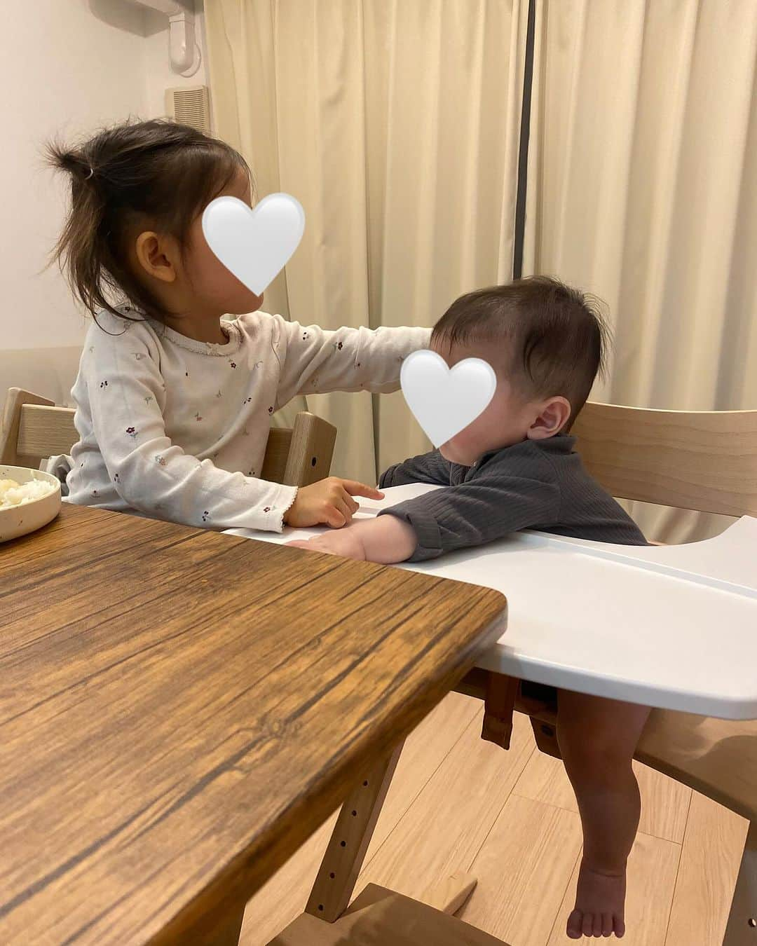 平木愛美さんのインスタグラム写真 - (平木愛美Instagram)「love my daughter & son 🤍  最近益々仲良しで 可愛いふたりの絡み。  "るるべいびー💞" "るるべいびーってかぁわいいよねぇ😉" と弟だいすきなべびまる。るるくんもべびまるのこといつもじーっと見つめて、そしてけっらけら笑ってる🥹  笑わせるコツ？も掴んでるべびまるは色んな戯れ方で笑わせてくれたり🩵  べびまるがるるbabyへ触れるのは、やさしーいソフトタッチだったり🌼 今朝も頬を両手で包んで見つめ合ってたり。🪽  いやでも勢いよくぎゅーっと抱きつくときもあるけど🤪💕💕  マミーはそんな２人の姿が愛おしいです。  "るるべいびー、これどうぞ〜！" そうするとるるくんもそれに応えておててを伸ばすようになったり…🦕  お子たちの成長がとおっ！といっ！✨  最後の写真は、まぁ、リアルな日常ってこんなんよね🧚笑👽！？ ３人でお風呂も基本日常っ🛁💘  きみたちの写真が溢れすぎてるよ母のデータは👧🏼👶🏼🧡」11月28日 18時05分 - manamihiraki