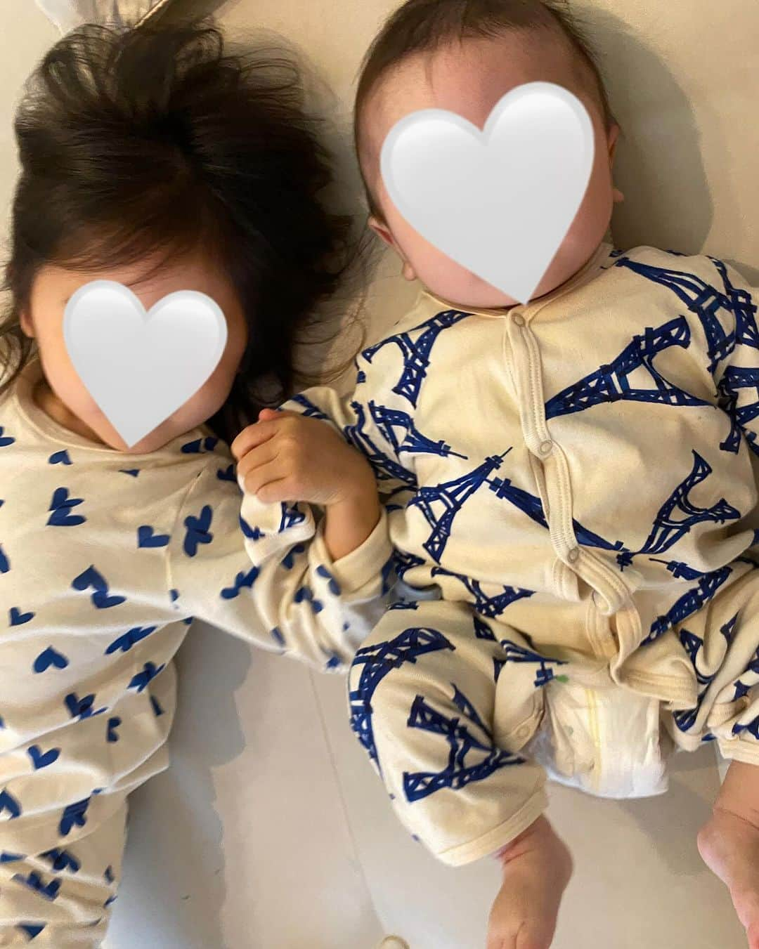 平木愛美さんのインスタグラム写真 - (平木愛美Instagram)「love my daughter & son 🤍  最近益々仲良しで 可愛いふたりの絡み。  "るるべいびー💞" "るるべいびーってかぁわいいよねぇ😉" と弟だいすきなべびまる。るるくんもべびまるのこといつもじーっと見つめて、そしてけっらけら笑ってる🥹  笑わせるコツ？も掴んでるべびまるは色んな戯れ方で笑わせてくれたり🩵  べびまるがるるbabyへ触れるのは、やさしーいソフトタッチだったり🌼 今朝も頬を両手で包んで見つめ合ってたり。🪽  いやでも勢いよくぎゅーっと抱きつくときもあるけど🤪💕💕  マミーはそんな２人の姿が愛おしいです。  "るるべいびー、これどうぞ〜！" そうするとるるくんもそれに応えておててを伸ばすようになったり…🦕  お子たちの成長がとおっ！といっ！✨  最後の写真は、まぁ、リアルな日常ってこんなんよね🧚笑👽！？ ３人でお風呂も基本日常っ🛁💘  きみたちの写真が溢れすぎてるよ母のデータは👧🏼👶🏼🧡」11月28日 18時05分 - manamihiraki