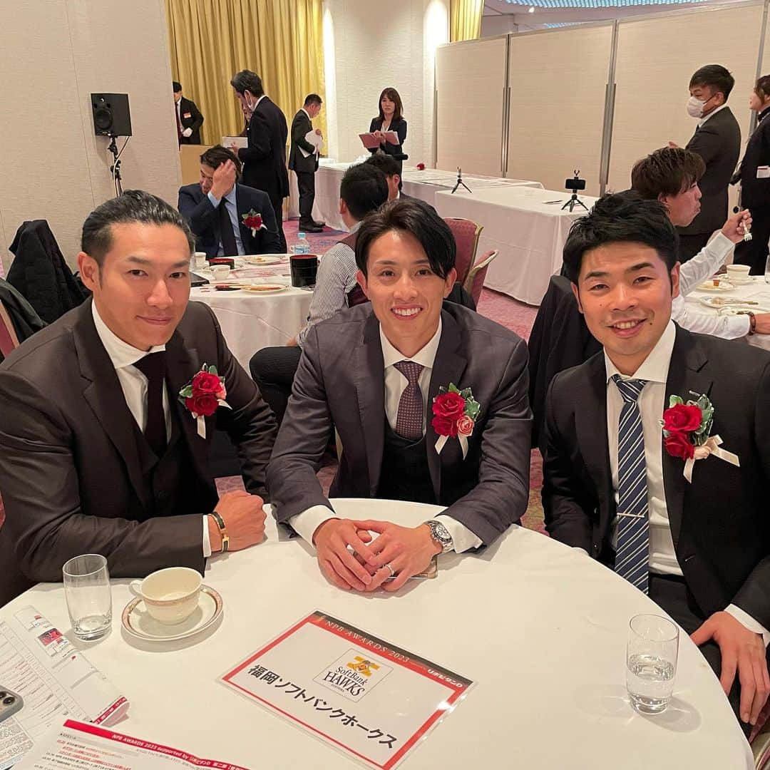 福岡ソフトバンクホークスのインスタグラム：「#npbawards2023 #柳田悠岐 #周東佑京 #近藤健介 #2023年11月28日 #softbankhawks #ホークス #sbhawks」