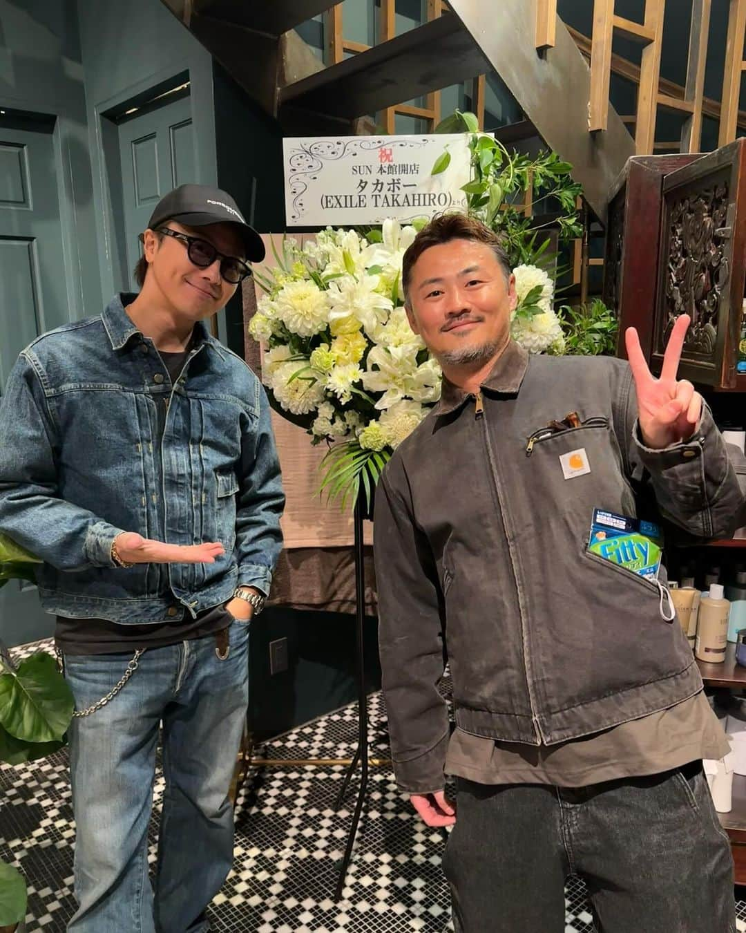 TAKAHIROのインスタグラム：「成長が止まりませんな。👏 お客さんに対するホスピタリティ、スタッフ想いなところ、勉強になります。これからも宮崎弁バリバリで白金を席巻してください✨✨ おめでとう😊  #白金を愛し白金に愛される宮崎男児 #暑がり寒がりの四季楽しめない系わがままBOY #流行性の病気をとにかく怖がる子羊系健康男子 #ゆっくり動いてるから色々遅いかと思いきや効率良いスマート系美容師 #優しさのかまたり」