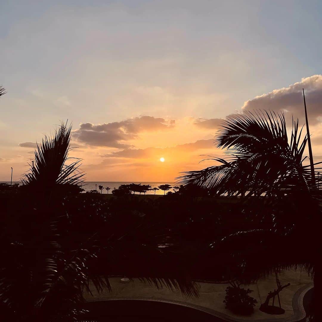 サザンビーチホテル＆リゾート沖縄のインスタグラム：「今日の夕陽。 日の入りが早く17:37でした。 あれよあれよと、雲に隠れてしまい、 沈んでいくのもあっという間。  この時間も、糸満の美しい思い出として おたのしみください。  #サザンビーチホテル #サザンビーチホテルアンドリゾート沖縄 #リゾートホテル #ホテルステイ #サザンの夕陽を見せたい #サンセット #太陽 #夕陽 #沖縄　#southernbeachhotel #sunset #resort hotel #okinawa #서던비치호텔 #오키나와 #석양 #리조트호텔 #붉은노을」