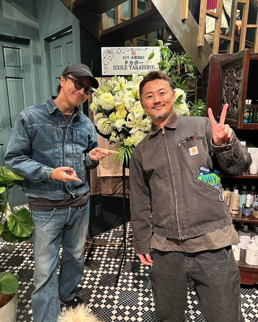 TAKAHIROさんのインスタグラム写真 - (TAKAHIROInstagram)「成長が止まりませんな。👏 お客さんに対するホスピタリティ、スタッフ想いなところ、勉強になります。これからも宮崎弁バリバリで白金を席巻してください✨✨ おめでとう😊  #白金を愛し白金に愛される宮崎男児 #暑がり寒がりの四季楽しめない系わがままBOY #流行性の病気をとにかく怖がる子羊系健康男子 #ゆっくり動いてるから色々遅いかと思いきや効率良いスマート系美容師 #優しさのかまたり」11月28日 17時59分 - exiletakahiro_official