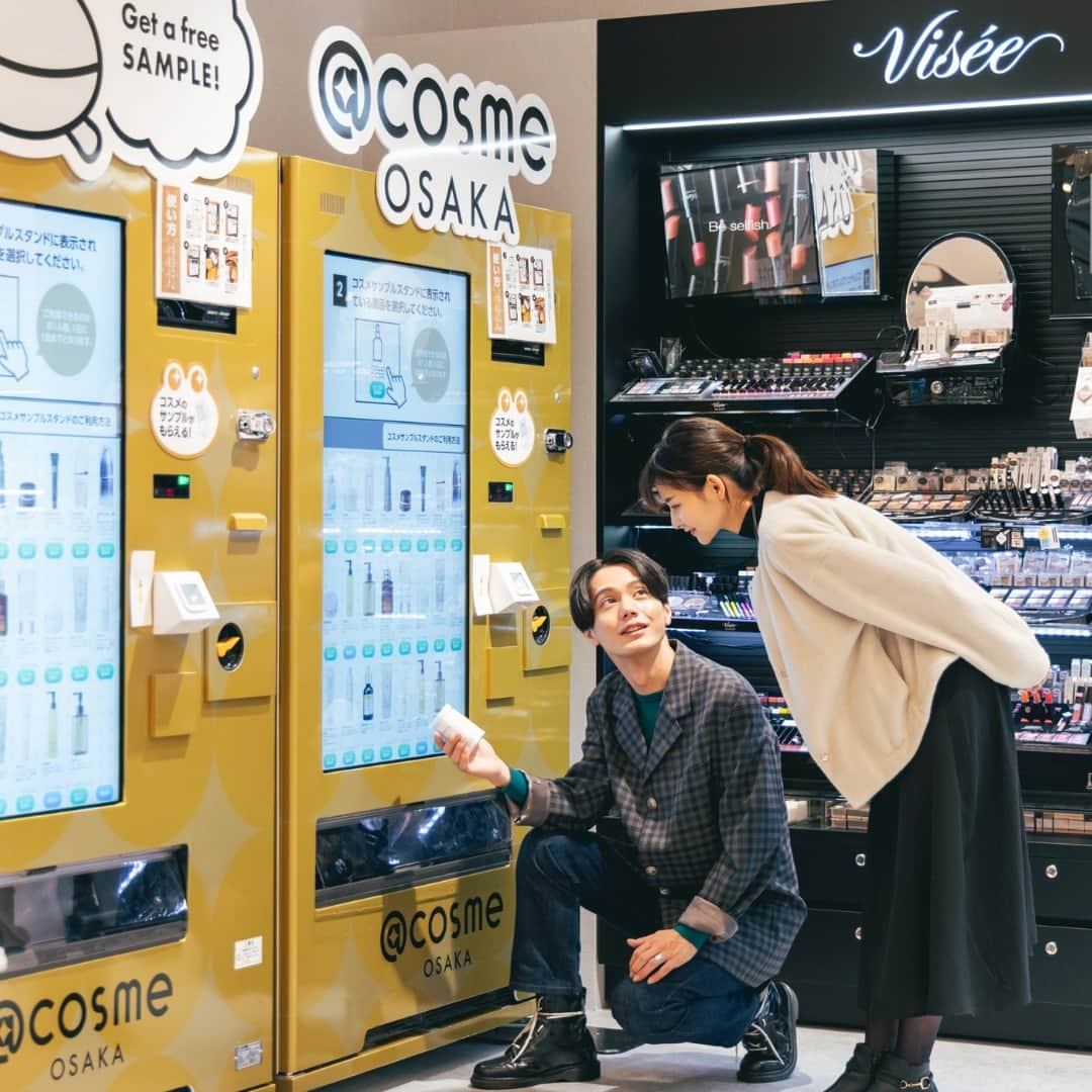 ヒルトン大阪 Hilton Osakaのインスタグラム：「ヒルトン大阪と@ cosme OSAKA のコラボレーション企画！✨  12月4日(月)~12月25日(月)の期間中、ヒルトン大阪のスイーツビュッフェにご来店いただいたお客様に@ cosme OSAKA厳選のコスメサンプルセットを差し上げます！ 💄  ※数量限定、なくなり次第終了となります。  スイーツビュッフェの詳細とご予約は @hiltonosaka のホームページより。  Exciting news from Hilton Osaka! We're thrilled to announce our collaboration with @ cosme OSAKA, which is the largest cosmetics select shop in Kansai area.✨  Starting from Dec. 4 (Monday) until Dec. 25 (Monday), guests indulging in our delectable Sweets Buffet at Hilton Osaka will receive an exclusive set of cosmetic samples curated by @ cosme OSAKA💄  Please kindly note, the sample sets are limited in quantity and will be available only while supplies last.  For further details regarding the sweets buffet and reservations, please visit our website @hiltonosaka   #ヒルトン大阪 #atcosmeOsaka  #スイーツビュッフェ #アットコスメ #コスメサンプル #化粧品サンプル  #コラボレーション #HiltonOsaka #cosmeticsample #sweetbuffet」