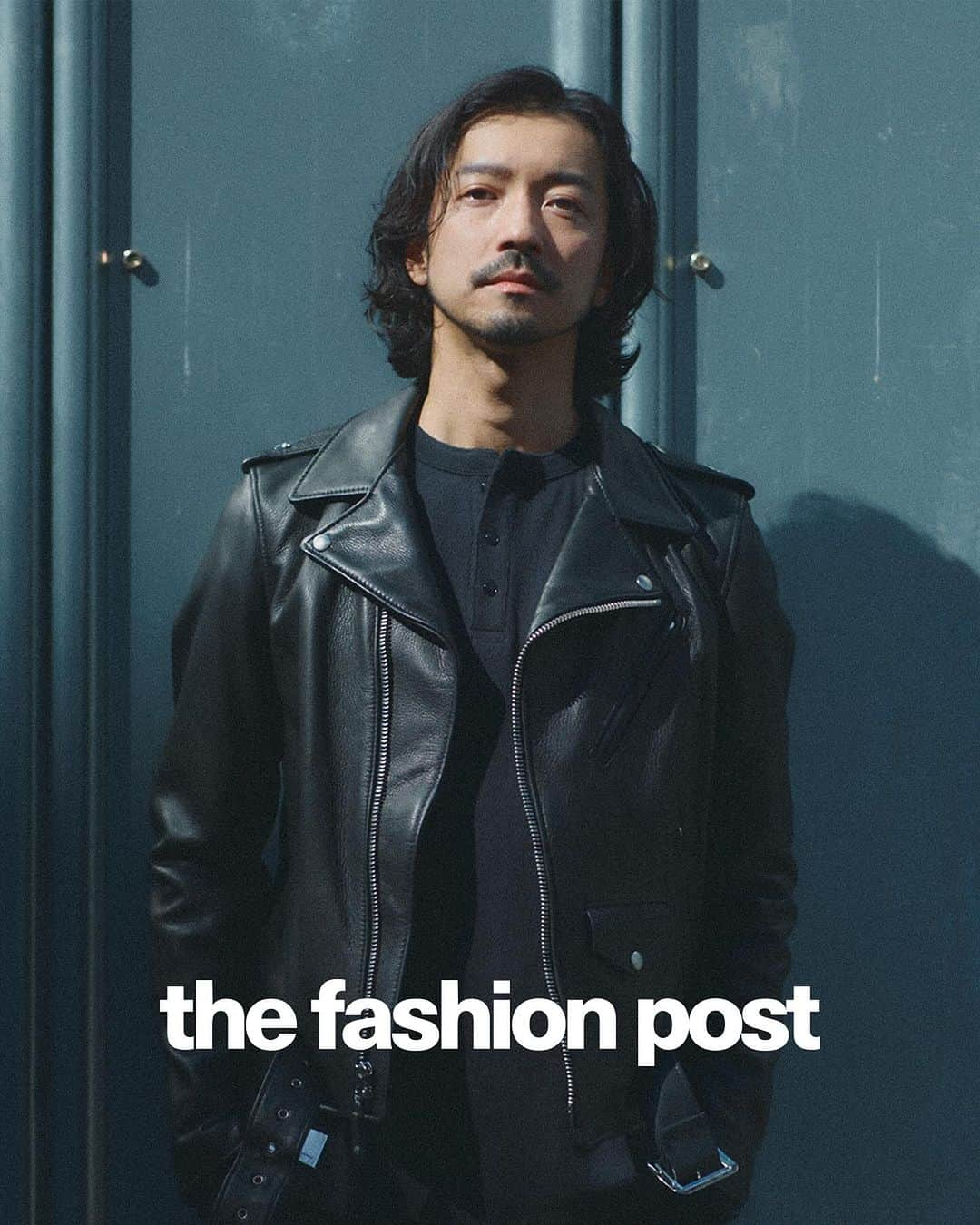 The Fashion Postのインスタグラム：「#select Schott with Nobuaki Kaneko 『現代にも受け継がれるショットの名作。金子ノブアキとワンスター vol.1』  1913年、ニューヨークにて兄 Irving Schott (アーヴィン・ショット)と弟 Jack Schott (ジャック・ショット)の兄弟によって始まったレザーウェアブランドの Schott (ショット)。ブランド設立当初はレインコートをつくる工場だったが、1928年に世界で初めてジッパーで開閉するライダースジャケットを発表。ボタン仕様しかなかった当時、フロントジッパーを採用した形が画期的なジャケットとして大きな話題となった。1950年代には Schott のアイコンともいえる「ONESTAR (ワンスター)」モデルが誕生。星のスタッズを肩のエポーレットにほどこしたダブルライダースは、同時期に到来したバイカーブームによりバイカーたちから熱い支持を集め、ライダースジャケットの象徴として認知されることとなる。1960年代以降は Ramones (ラモーンズ)や Sex Pistols (セックス・ピストルズ)をはじめとしたロックミュージシャンたちがこぞって愛用。さまざまなカルチャーシーンに定着し、「ライダースジャケットといえば Schott」と言われるほど、世界中に知名度を誇るアメリカ老舗ブランドとなった。  そんな Schott は今年で創業110周年を迎えた。ブランドがスタートしてから長い年月を経ても、発表当時とほとんど変わらないデザインの「ONESTAR」。記念すべき節目の今年、時代を超えた定番「ONESTAR」を音楽の世界で活躍する3人のアーティストがまとう。第1回目は役者でありながら、バンド「RIZE」のドラマーとしても活動する金子ノブアキ。Schott に対するイメージや自身のファッション、そしてプライベートに関することまで、様々な話を伺った(第1回／全3回)  model: Nobuaki Kaneko photography: Takuya Nagata videography: Kohei Igarashi styling: Daisuke Kamii hair & make up: Go Takakusagi edit & text: Yuko Igarashi  #tfp #thefashionpost #Schott #ショット #Schottjapan #onestar #ワンスター #NobuakiKaneko #金子ノブアキ #RIZE #ライズ #pr」