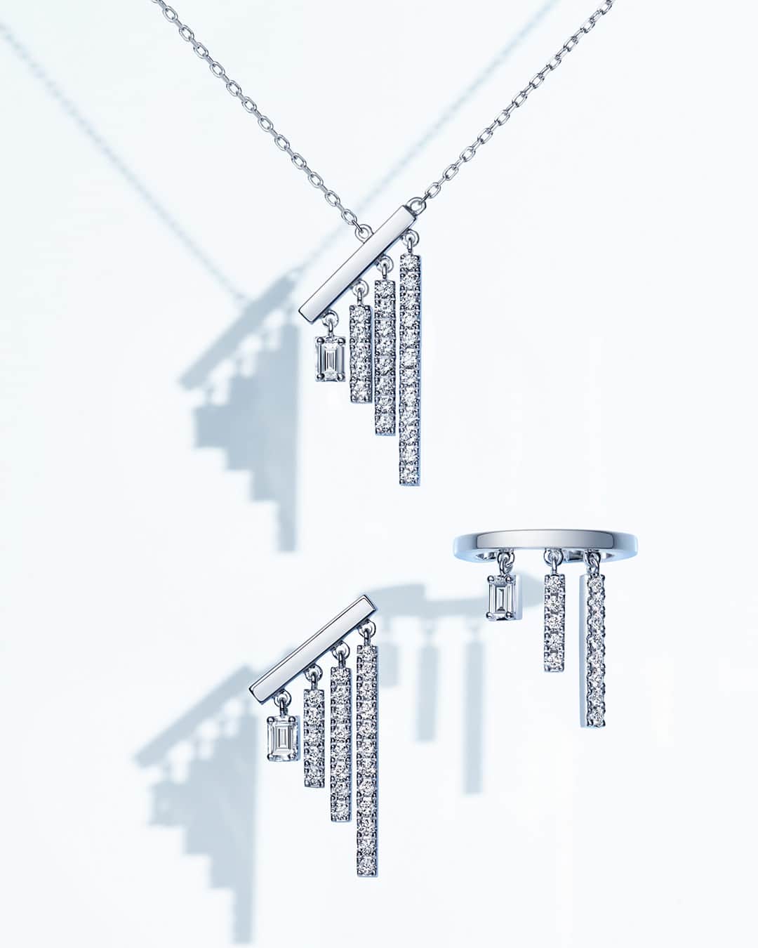 アーカーのインスタグラム：「. 【GINZA SIX店先行発売】 　 一粒のバゲットカットダイヤモンドを主役に、揺れるたびにモダンな煌めきを放つ洗練されたシルエットの　「シャンデリア バゲット」からプラチナが登場。 　 プラチナならではの、クールなムードは着こなしをモードに仕上げます。 　 #AHKAH #jewelry #2023holiday #アーカー」