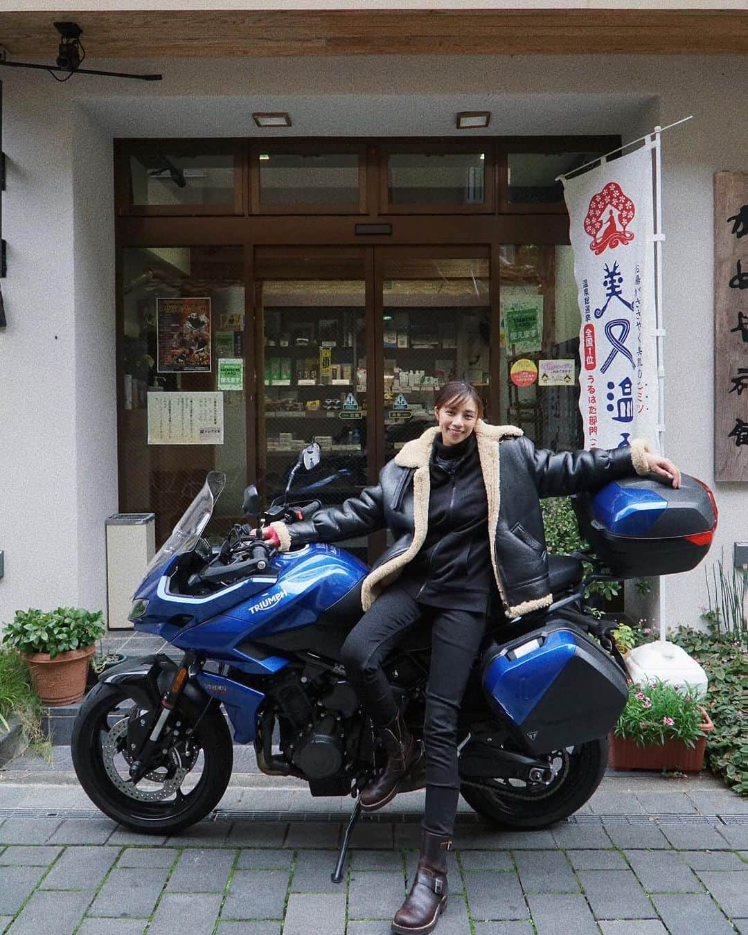 Garu chan（ガルちゃん）のインスタグラム：「#pr 島根県うる肌ツーリング🏍️ Day 1✨ * 温泉総選挙2023「うる肌部門」第１位の美又温泉を堪能しに ちょっくら走って行ってきました！  美又温泉は、約150年の歴史ある温泉で まるで美容液のようなとろりとした肌触り 肌の汚れ、角質を落とし、保湿までしてくれる「美肌・美人の湯」です✨  今回は美又温泉が堪能できる かめや旅館へ♨️ * 行きしな寒すぎて とりあえず足湯へ♨️ 足湯で現地のお爺さまとお話 これも足湯の醍醐味だよね〜 * お風呂上がりには、肌に良い食材や漢方を 用いて健康の維持・増進・病気の予防・治癒・回復などを目指す薬膳をテーマにし、美肌効果が望めるお料理を堪能♡ * レモン・キャベツ・にんじん・りんご・マツノミ•豆乳などが入ったお肌に良い『美肌ジュース』もあって身体の中からも うる肌に〜♡ * 旅の疲れを癒す最高のお宿 今日は少しだけ晩酌して明日に備えます💪 Day2もお楽しみに * * 📍美又温泉かめや旅館　@mimataonsen  島根県浜田市金城町追原７－２  #SHIMANE #美肌県しまね #島根県 #島根観光  #温泉   @shimane.goen」