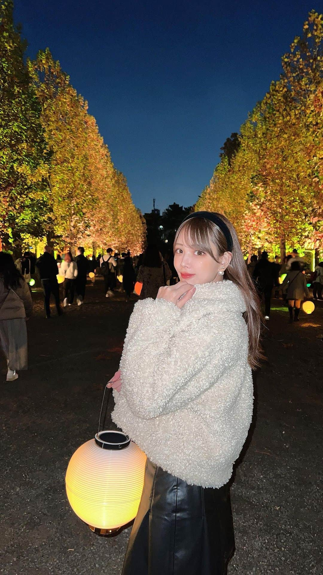 伊藤弥鈴のインスタグラム：「「NAKED紅葉の新宿御苑2023」 楓の木がすごく大きくて大迫力！😳 ライトアップされた木たちが幻想的で綺麗で心洗われた、、♡♡  #NAKED紅葉の新宿御苑2023#新宿御苑#紅葉#楓」