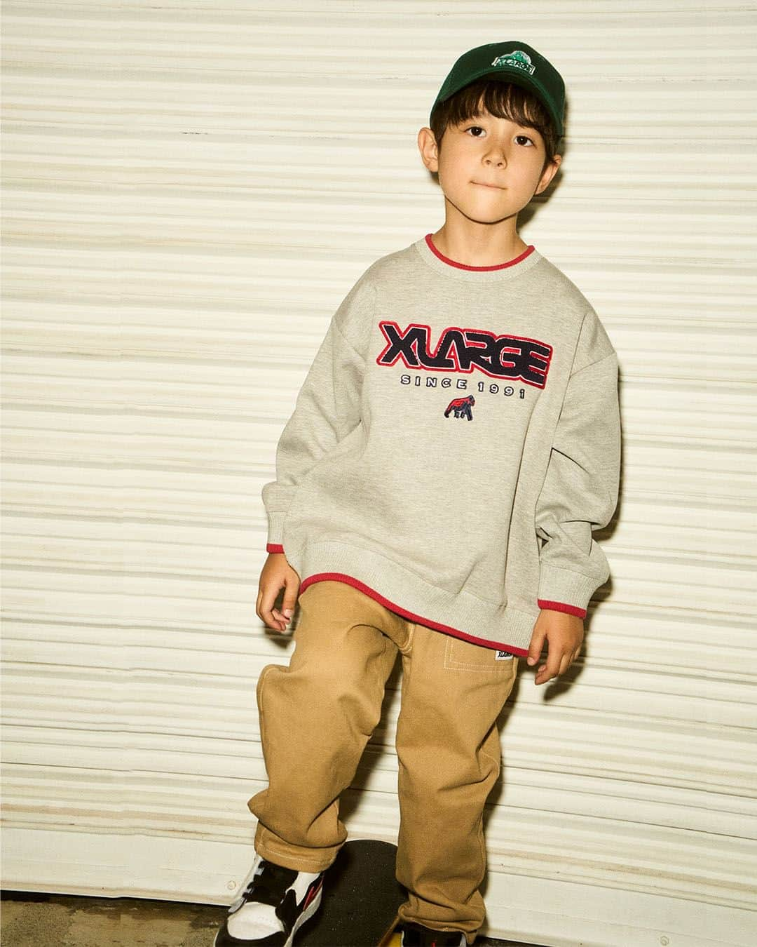 X-girl Stages Officialのインスタグラム：「⭐️XLARGE KIDS(エクストララージ キッズ)⭐️ ⁡　 　 配色使いとロゴがおしゃれなトレーナーは、ライン部分をリブ仕様にして、生地感にも変化をプラス！ 新しいゴリラモチーフでオリジナリティのあるデザインに仕上げました。 季節を通して着まわしやすい、程よく肉感のある着心地もうれしいポイントです◯  ☑︎ラインリブトレーナー 商品番号：9434202 ￥7,590 (税込) ⁡　 　 ••••••••••••••••••••••• ⁡　 💻📱公式オンラインSHOP NARUMIYA ONLINE 冬の新作アイテム続々入荷中✨ ⁡　 Instagramプロフィール↑↑↑URL🛍 または「ナルミヤオンライン」で検索して下さい🔍 @narumiyaonline_official ⁡　 •••••••••••••••••••••••• ⁡　  #エクストララージキッズ #XLARGEKIDS  #エクストララージ #XLARGE  #ナルミヤオンライン #kidsfashion #kids #キッズ #キッズファッション #トレーナー #ストリートコーデ #kidswear #instatoddler #冬服 #キッズモデル #子供服 #子供服通販 #narumiyaonline #男の子コーデ #男の子ママ #kidsfashion #ogゴリラ」