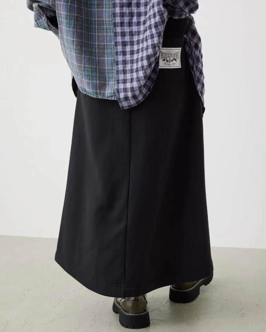 ロデオクラウンのインスタグラム：「#RCWB#RODEOCROWNS NEW ARRIVAL ▶発売中 ━━━━━━━━━━━━━━━━━━━━━━ コーディネートに困らないシンプルなロングスカート にも注目！バックポケットのデニムパッチ風プリントが ポイントです。暖かい裏起毛素材が寒い日にもぴったり！  パッチプリントスカート (420GAD83-031M) L/BEG_BLK_T.GRY SIZE：F ￥4,400(税込) ━━━━━━━━━━━━━━━━━━━━━━ #RODEOCROWNSWIDEBOWL #ロングスカート#ロングスカートコーデ」