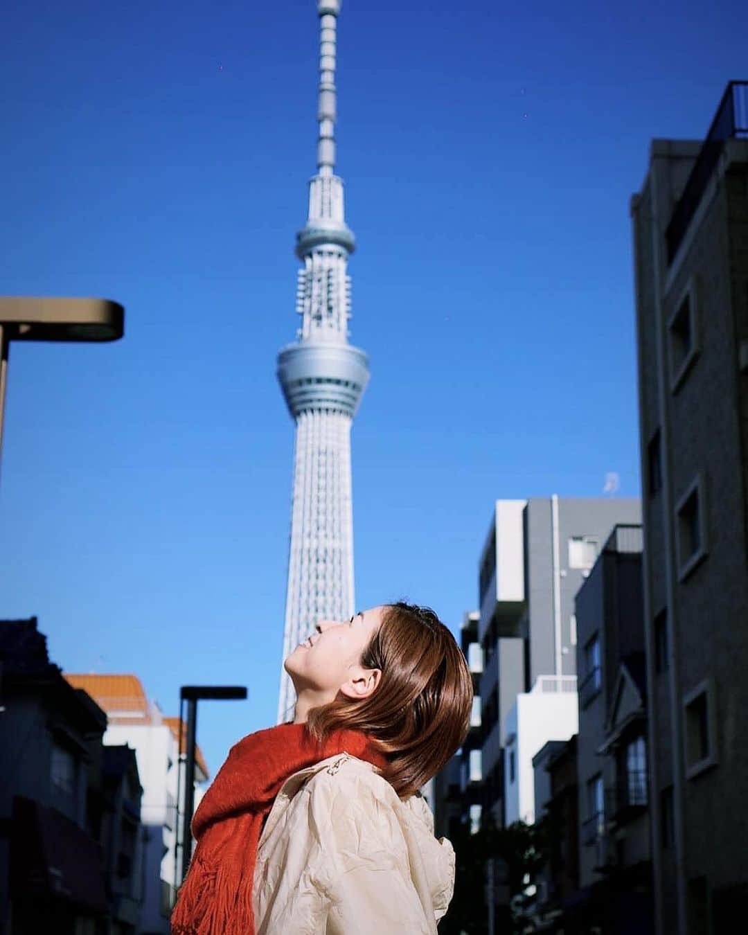 巴山萌菜のインスタグラム：「寒くてもお天気がいいとテンション上がりますよね🤭 大好きなスカイツリーでは今クリスマスマーケットやってるよぉ🎄✨️ 早速行ってきたから、明日写真またアップするね♪  Q)スカイツリー行ったことある？」