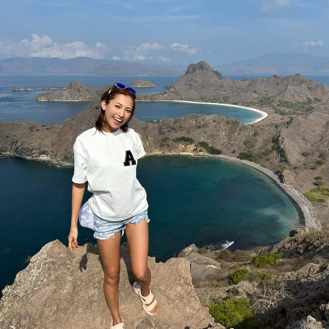 市原彩花さんのインスタグラム写真 - (市原彩花Instagram)「Padar island⛰️  パダール島⛰️ 40分くらいハイキングすると絶景が🥹 ここもコモド島ツアーとセットになってるよ😊  🐊コモド島現地ツアーの行き方🐊 ラブハンバジョ空港や港近くにたくさんツアーショップあるので、前日にふらっと行って予約すればok👍 頼まなくても安くしてくれて(笑)1人1200000ルピア+入島料30000ルピアくらい(約¥14500) スローボートだとさらに半額くらい⛵️ 多分現金のみ、パスポート必要(写メでok) どこのツアーも同じ感じだから、一番安い所でいいと思う👌 私の所は、大きくてトイレ付きの船か、小さくてトイレないけど少人数で行動できる船どっちがいい？って聞かれたから一応トイレ有りにした🚽 結果席多くて使わない荷物置いとけたから良かった😙 一人参加の人も3割くらいいたよ😉 8万くらいの貸切船や、何泊か泊まれるベット付きの船もあったよ😙 ホテルでツアー予約すると倍くらい高め(その分豪華なのかも)  島の人たちはみんな英語上手で観光客にも慣れてるから、日本語しか話せなくてもなんとかなるよ😊  🛥️ツアー内容 朝6時発、16時帰港 ①パダール島まで1時間かけて行って、登山 ②ピンクビーチ滞在1時間 ③コモド島でコモドドラゴン探し1時間半 ④サンゴ礁でシュノーケル ⑤マンタシュノーケル(この日はマンタ見れず) ⑥小島でゆっくりorシュノーケル1時間  ②と⑥だけドローン飛ばせたよ😉  🤿ツアーに含まれてるもの ランチ、ペットボトルの水たくさん、おやつ、シュノーケルセット、ホテル送迎  🎒自分で持ってくるもの タオル、朝食、日焼け止め、帽子、サングラス、水着、現金(入島料300000ルピア忘れずに)  朝食は前日までにホテルに伝えるとお弁当用意してくれたりするよ🍱  こんな感じです😆 ラブハンバジョの港は空港から10分🚕 レストランやダイビングショップもたくさん😆 海で遊びまくるなら港近くのホテルに泊まると便利😊  私が泊まった島唯一のリゾートホテル、アヤナホテルについてはまた別の投稿で👋🩷  #几帳面な旅人#あーちゃんのA #パダール島#padarisland #コモド#コモド島#komodo#komodoisland#インドネシア旅行#インドネシア観光#バリ島#登山#ハイキング#hiking #あーちゃんバリ #あーちゃんコモド」11月28日 18時02分 - ayaka_ichihara