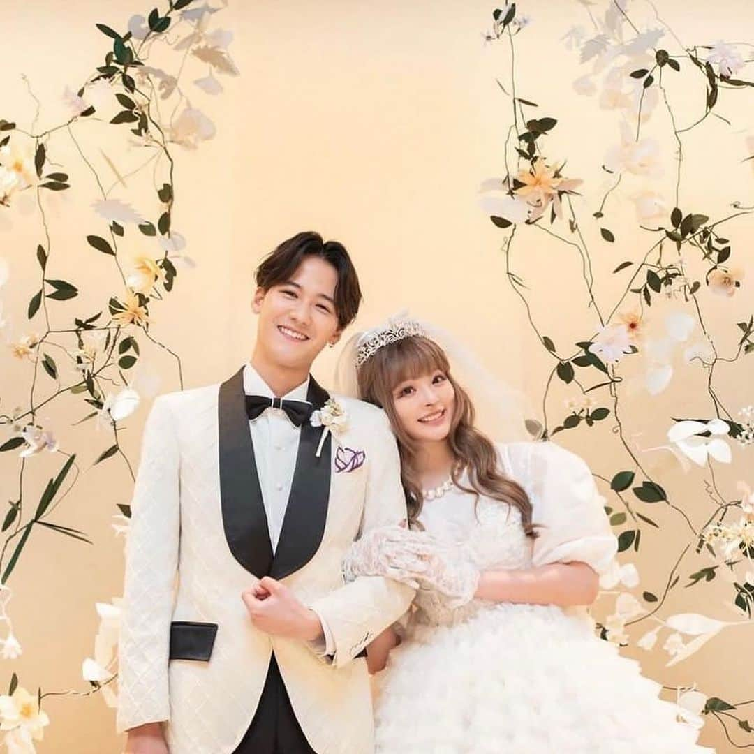 Choole 業界初、オンライン結婚式準備サービスさんのインスタグラム写真 - (Choole 業界初、オンライン結婚式準備サービスInstagram)「【 #きゃりーぱみゅぱみゅ】 #結婚報告 #ウエディング こんばんは！トキハナ編集部です✨  今回は新婚ホヤホヤ💞きゃりーぱみゅぱみゅさんのウエディングの様子をご紹介します💗 - - - - - - - -  Photo by @kyarypappa  - - - - - - - —   ——————————————————  ⚜️トキハナInstagramとは？  ・結婚式準備に役立つ情報を毎日投稿♡  ・まだ結婚式場が決まっていない花嫁さまへ🌸  ドレス試着・パーソナルカラー診断イベント  定期開催中👗🌈   ・お見逃しのないよう  @tokihana_weddingからフォローください✨   ⚜️トキハナって？   LINEで式場探し使いやすさNo.1✨  『結婚式場見学予約サイト👰🏻‍♀️』    🕊トキハナの特徴🕊   ・持ち込みOKの式場掲載数No.1(自社調べ)👑  ・即決不要で、最大割引が貰える💰  ・自分たちの費用が見学前にわかるから安心💛  ・LINEでいつでも元プランナーに相談できる💡  ・カンタン診断で好みの式場が見つけられる💖  ・ドレス最大50%オフクーポンもget👗  登録はID検索orQRコードから▼   ID:@608xvfyd  —————————————————   #ウエディングドレス #カラードレス #ドレス #ドレス試着 #ドレス迷子 #ドレス探し  #結婚式 #結婚式準備 #プレ花嫁 #卒花嫁 #トキハナ」11月28日 18時02分 - tokihana_wedding