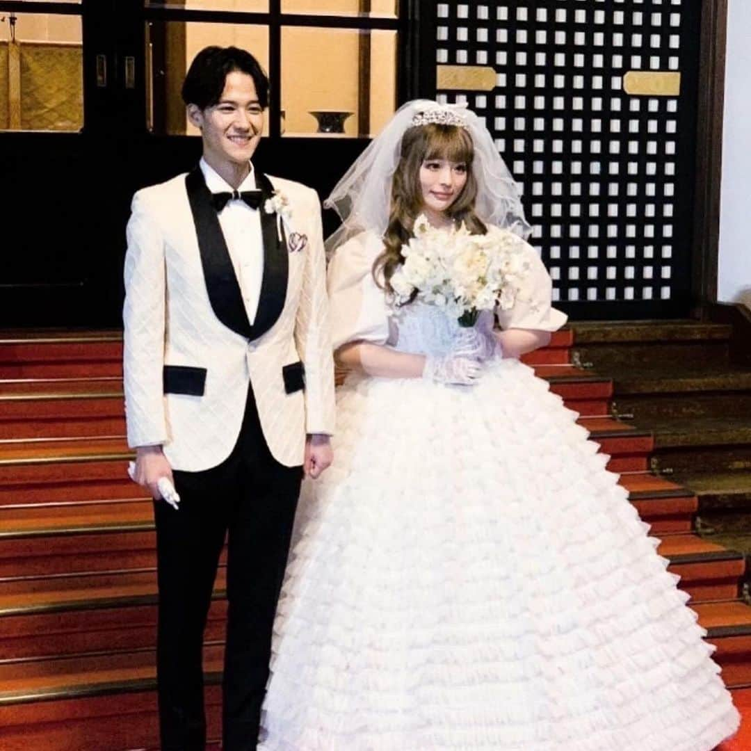 Choole 業界初、オンライン結婚式準備サービスさんのインスタグラム写真 - (Choole 業界初、オンライン結婚式準備サービスInstagram)「【 #きゃりーぱみゅぱみゅ】 #結婚報告 #ウエディング こんばんは！トキハナ編集部です✨  今回は新婚ホヤホヤ💞きゃりーぱみゅぱみゅさんのウエディングの様子をご紹介します💗 - - - - - - - -  Photo by @kyarypappa  - - - - - - - —   ——————————————————  ⚜️トキハナInstagramとは？  ・結婚式準備に役立つ情報を毎日投稿♡  ・まだ結婚式場が決まっていない花嫁さまへ🌸  ドレス試着・パーソナルカラー診断イベント  定期開催中👗🌈   ・お見逃しのないよう  @tokihana_weddingからフォローください✨   ⚜️トキハナって？   LINEで式場探し使いやすさNo.1✨  『結婚式場見学予約サイト👰🏻‍♀️』    🕊トキハナの特徴🕊   ・持ち込みOKの式場掲載数No.1(自社調べ)👑  ・即決不要で、最大割引が貰える💰  ・自分たちの費用が見学前にわかるから安心💛  ・LINEでいつでも元プランナーに相談できる💡  ・カンタン診断で好みの式場が見つけられる💖  ・ドレス最大50%オフクーポンもget👗  登録はID検索orQRコードから▼   ID:@608xvfyd  —————————————————   #ウエディングドレス #カラードレス #ドレス #ドレス試着 #ドレス迷子 #ドレス探し  #結婚式 #結婚式準備 #プレ花嫁 #卒花嫁 #トキハナ」11月28日 18時02分 - tokihana_wedding