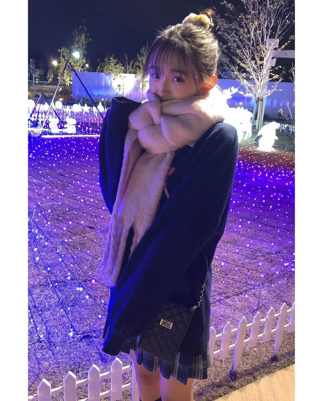 八木珠梨のインスタグラム：「マフラーの季節になりましたね‪︎‬︎❄️ * * * * * #マフラー#ふわふわ#pink #お団子#お団子ヘア#ヘアアレンジ #制服#放課後#放課後jk  #shopping#お出かけ#制服女子  #イルミネーション#winter #instagram#girl#japanesegirl  #longhair#november  #八木珠梨#juri#じゅり#07 #jk#fjk#女子高生#高校生 #他撮り#16歳#♥」