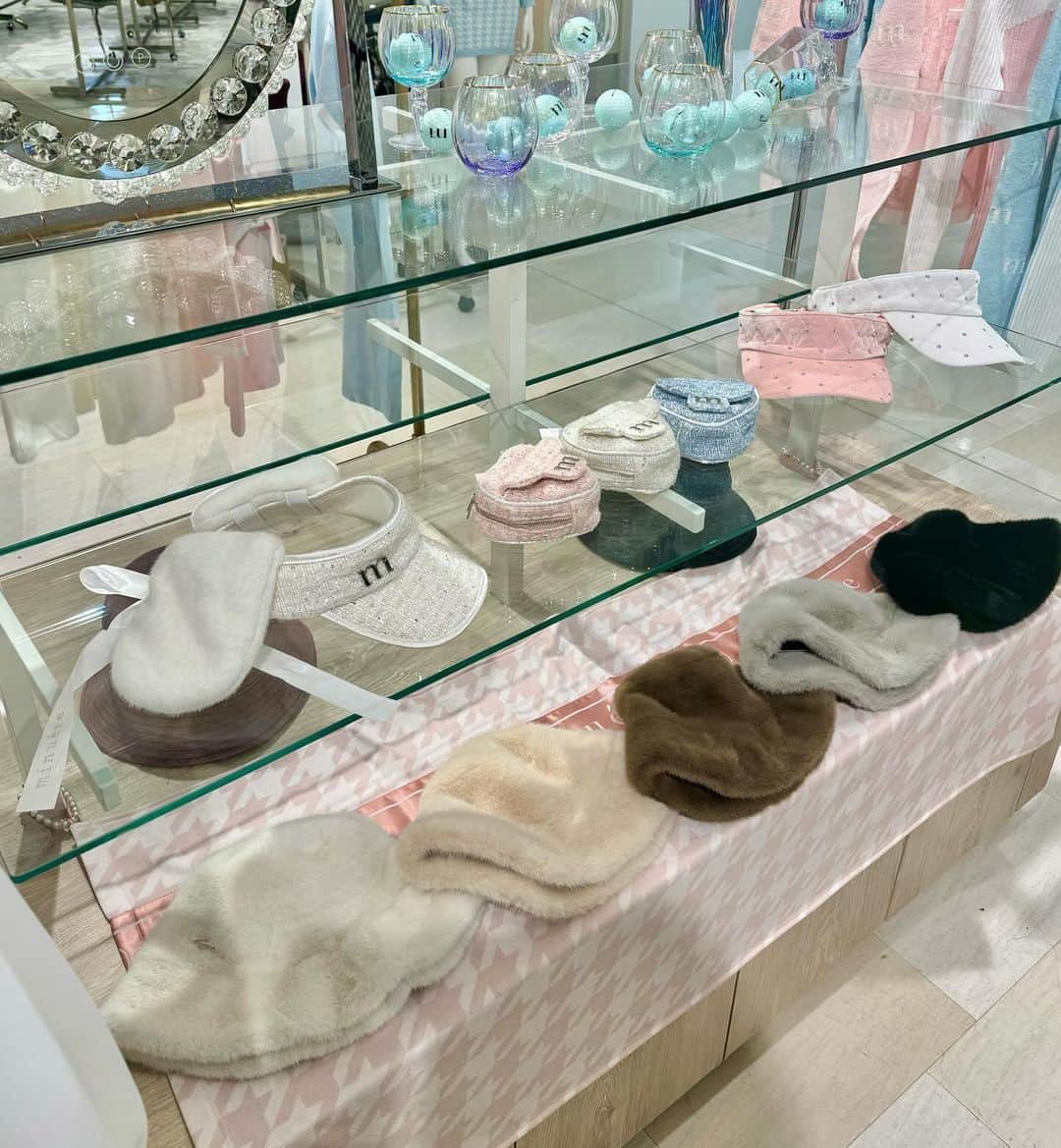 中谷あすみさんのインスタグラム写真 - (中谷あすみInstagram)「新宿丸井本館 @minuere_golf さんのポップアップへ行ってきました💓  今回の新作のダウンのセットアップが可愛すぎた😍 しかもこれめちゃ暖かいから真冬のラウンドで着たいな☺️  ハットとか小物もオシャレで可愛いものだらけなので可愛くコーデしたい方オススメです💛  #minuere #ミヌエール #ゴルフ女子 #ゴルフウェア #ゴルフ女子コーデ #ゴルフコーデ #あすみゴルフ」11月28日 18時03分 - asumi_naa