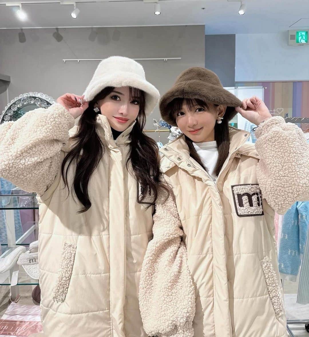 中谷あすみさんのインスタグラム写真 - (中谷あすみInstagram)「新宿丸井本館 @minuere_golf さんのポップアップへ行ってきました💓  今回の新作のダウンのセットアップが可愛すぎた😍 しかもこれめちゃ暖かいから真冬のラウンドで着たいな☺️  ハットとか小物もオシャレで可愛いものだらけなので可愛くコーデしたい方オススメです💛  #minuere #ミヌエール #ゴルフ女子 #ゴルフウェア #ゴルフ女子コーデ #ゴルフコーデ #あすみゴルフ」11月28日 18時03分 - asumi_naa