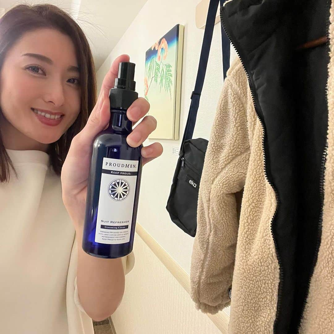 高橋麻美のインスタグラム：「出張のお供「プラウドメン スーツリフレッシャー」 @proudmen_official  普段は夫のスーツに夜な夜な吹き掛けてるんだけど😁🤭 泊まり仕事のときは自分用に持ち出すアイテム🌿  スプレーしたてのときは“できる男”って感じの 爽やかな香り🌿時間経つとムスクの香りに🦌 それが好きなのよね🥰  「スーツやアウターってたまにしか洗いに出せないから」って お仕事相手にもプレゼントしやすいよ🙆‍♀️  家族だけじゃなく同僚や上司にもあげやすいからプチギフトにいかが？😉  ロフトやハンズ、アローズなどのアパレルでも買えるよ🙋  https://shop.proudmen.jp/top/detail/asp/detail.asp?gcode=0300042&s_outstock=True&from_item_list=1  #プロモーション#プラウドメン#スーツリフレッシャー #衣類消臭#消臭#消臭スプレー#スプレー#musk #出張#スーツ#ロケ#suit#ムスク#フレグランス #プチギフト#プチギフトにオススメ  #ロフト#ハンズ#proudmen」