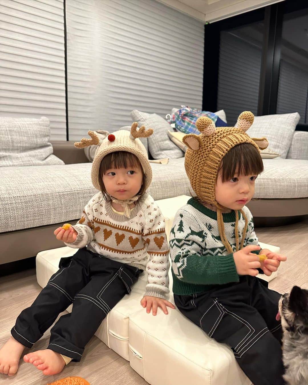 黒崎みささんのインスタグラム写真 - (黒崎みさInstagram)「SHEIN冬の感謝祭で私と子供達の冬服買った❄️🤍 子供達のはホリデー意識🎅🏻可愛すぎて最高🎄❤️ ⁡ @shein_japan @sheinofficial ⁡ お買い上げ金額1～5,999円まではセール価格より15%OFF、6,000円以上は20%OFFになるよ！ ⁡ クーポンコード：EBSJP040 利用期限：2023年12月31日まで　🫶🏻 ⁡ ⁡ #SHEIN冬の感謝祭 #SHEINGoodFinds #SHEINforAll #loveshein #saveinstyle #DazyHyunA #今日のコーデ #OOTD #ad ⁡ SHEIN商品検索ID ⁡ 21368956 24902900 5025642 22999579 23930216 12745264 ⁡ 23081730 11364678 22724279 23930216 12745264 ⁡ 20995553 20004630 23094879 22916026 24466631 ⁡ 21913181 20251892」11月28日 18時04分 - misa_k88