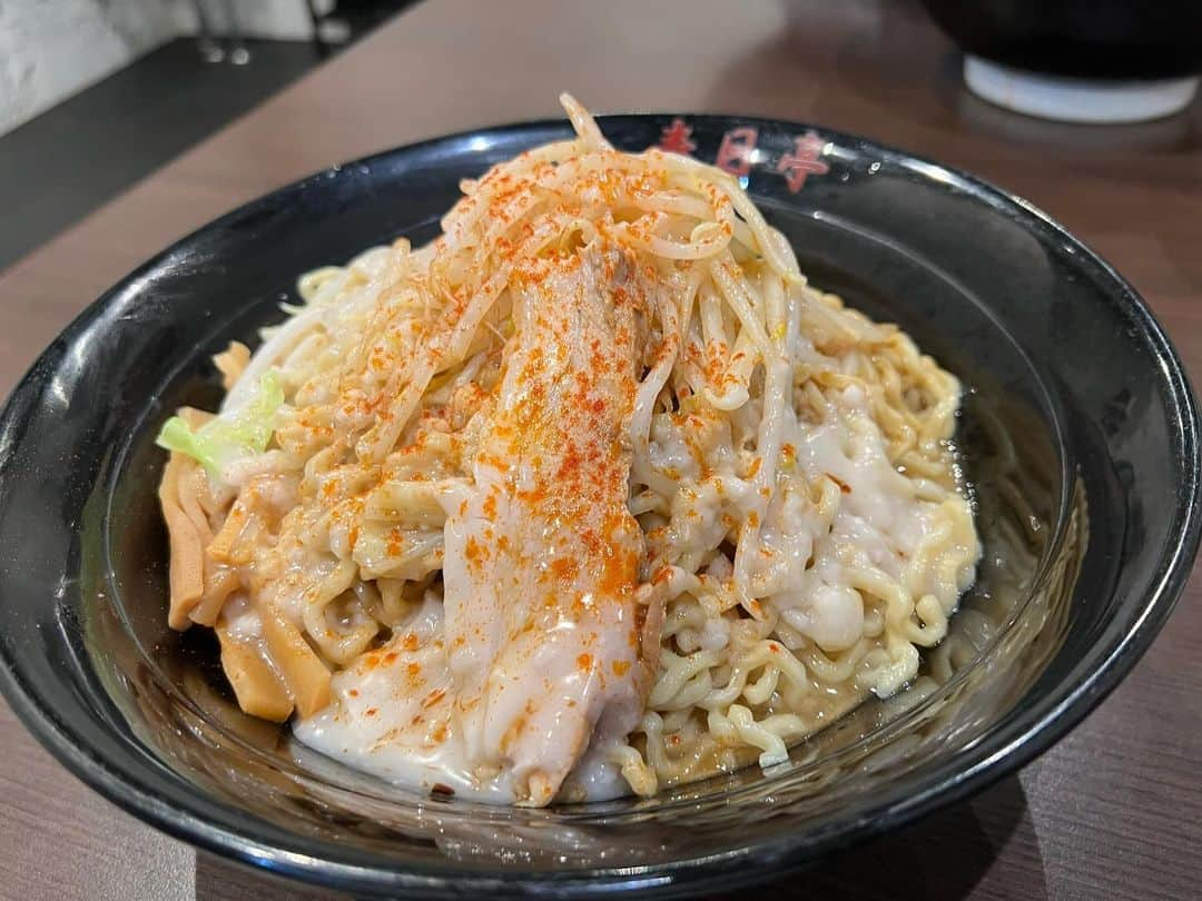 かこのインスタグラム：「春日亭さん🍜油そばは春日亭さんが最強🔥常に最強盛頼む🥳1kgくらいあるからめっちゃ満足する☺️✨いつも通っとるのにポイントカードとか作ってなくてこの日初めてアプリインストールした😂ポイント貯めて目指せ工場見学🫡 クーポンで〆の卵かけご飯🤤❤️美味しすぎて最強盛おかわり😇✨アブラァァアアアァ〜 #春日亭 #油そば #最強盛 #デカ盛り #大食い #はらぺこツインズ #双子 #먹방 #대식가 #먹팔 #먹팔해요 #먹스타그램 #대식가 #mukbank #大胃王 #モッパン #ความตะกละ  #Gula」