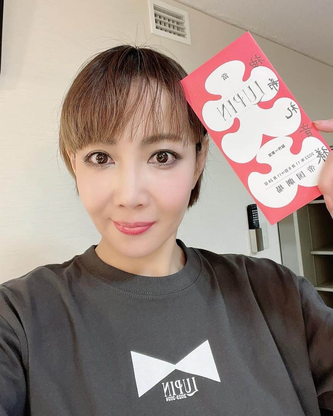 柚希礼音さんのインスタグラム写真 - (柚希礼音Instagram)「. 私は一足お先に 帝国劇場千秋楽を 無事に終えることができました❤️❤️ . 感謝です。 終演後に再び 小池先生と 握手しました☺️ . １８時公演も 無事みんなが元気で 最高の舞台となりますように❤️❤️  . 次は御園座 😌 御園座も初めてなので 嬉しいです❤️  . 応援 ありがとうございました❤️ . #LUPIN #カリオストロ伯爵夫人 #千秋楽 #ありがとうございました #ルパンTシャツかわいい #柚希礼音」11月28日 18時04分 - reonyuzuki_official