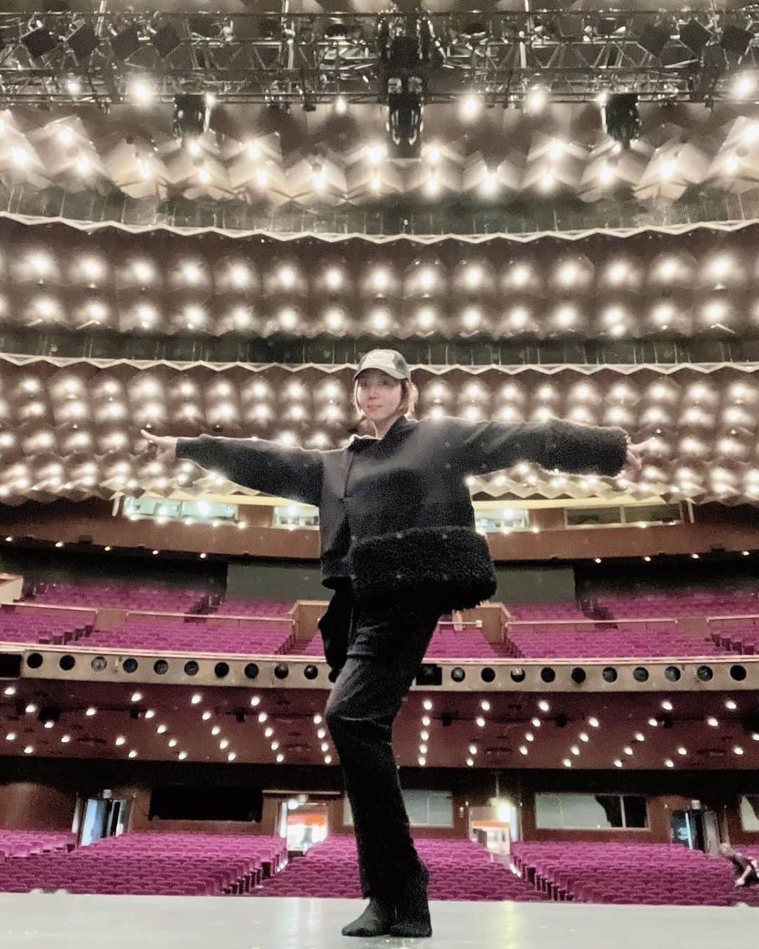 柚希礼音さんのインスタグラム写真 - (柚希礼音Instagram)「. 私は一足お先に 帝国劇場千秋楽を 無事に終えることができました❤️❤️ . 感謝です。 終演後に再び 小池先生と 握手しました☺️ . １８時公演も 無事みんなが元気で 最高の舞台となりますように❤️❤️  . 次は御園座 😌 御園座も初めてなので 嬉しいです❤️  . 応援 ありがとうございました❤️ . #LUPIN #カリオストロ伯爵夫人 #千秋楽 #ありがとうございました #ルパンTシャツかわいい #柚希礼音」11月28日 18時04分 - reonyuzuki_official