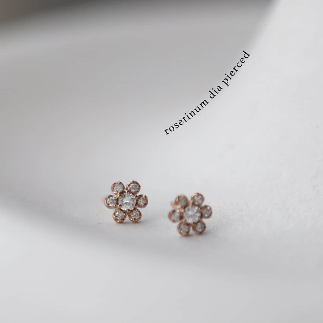 SIENAのインスタグラム：「ANNIVERSARY jewelry  丸みを帯びた印象のフラワーモチーフピアス。上品な色合いのロゼチナで仕立てたことでエレガントな耳元を演出してくれます。耳元にそっと寄り添うタイトなサイズ感が魅力です。  #sienarose」