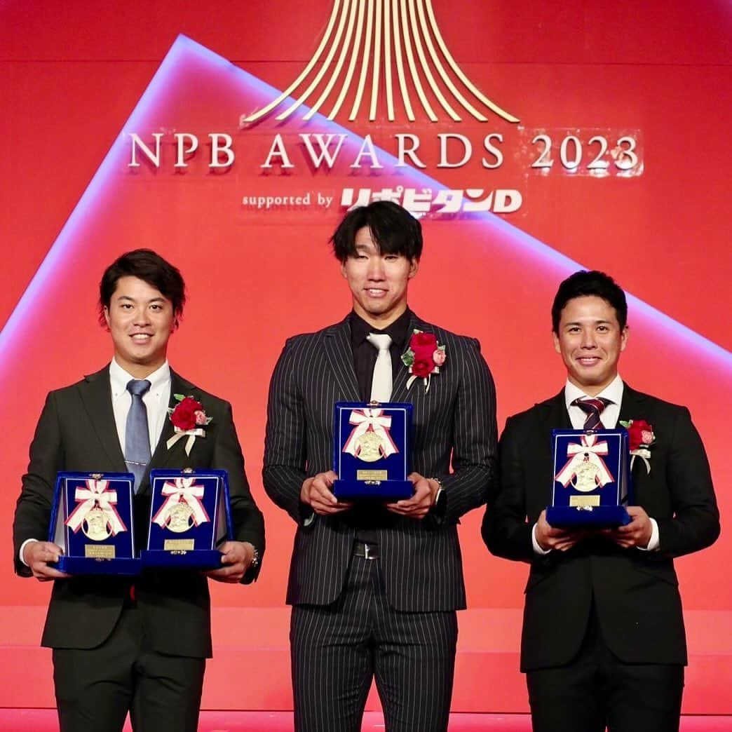 東北楽天ゴールデンイーグルスさんのインスタグラム写真 - (東北楽天ゴールデンイーグルスInstagram)「⚾️  「NPB AWARDS 2023 supported by リポビタンD」が行われ 第1部のイースタン・リーグ表彰ではこちらの3選手が登場🏅✨  藤井選手が優秀選手賞、清宮選手が最多セーブ投手賞、 渡邊佳明選手が首位打者賞と最高出塁率者賞を受賞しました‼️  #RakutenEagles #NPBAWARDS2023  #藤井聖 #清宮虎多朗  #渡邊佳明」11月28日 18時06分 - rakuten_eagles