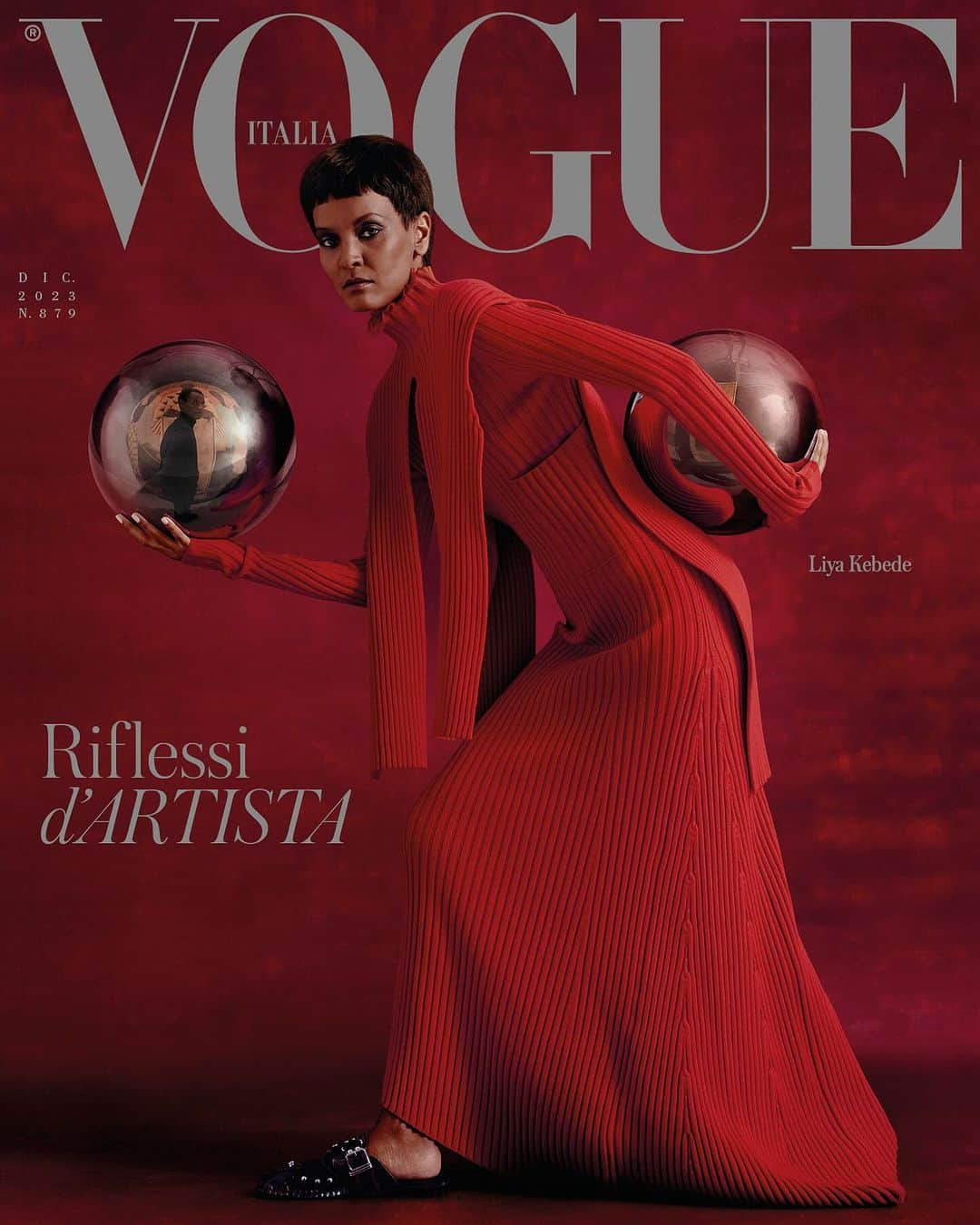 Vogue Italiaのインスタグラム：「Un gioco di riflessi lega la top model e attrice etiope @LiyaKebede, protagonista della nostra cover di dicembre, al pittore @JemPerucchini, nato in Etiopia e cresciuto a Milano, e al fotografo di origine ghanese @CampbellAddy, che l’hanno interpretata come una contemporanea Machedà, una Regina di Saba con l’insegna più classica della sovranità, la sfera. Che qui si sdoppia e diventa specchiante, luminosa e rifrangente come un astro, una misteriosa estensione di sé. Protagonista degli scatti del servizio (e di un affascinante dipinto), Liya diventa così il simbolo di un’Africa contemporanea che tutti e tre amano. Scopri il servizio, con lo styling di @ally.macrae, nell'articolo a cura di Mariuccia Casadio (@exquisit_m) al link in bio e in edicola a partire dal 30 novembre.  @LiyaKebede indossa un total look @fendi and @13.09.sr shoes.   Credits: Photographer @campbelladdy Talent @liyakebede Styling @ally.macrae Hair @OlivierSchawalder Make-up @_celinemartin_  Mani @alexfeller Movement Director @yagamoto Set Designer @sophear_van Production @kitten_production  Head of Editorial Content @franragazzi  Global Creative Director: @juancp  Global Director, Talent & Casting: @mrsvoguester #VogueCover #DecemberIssue」