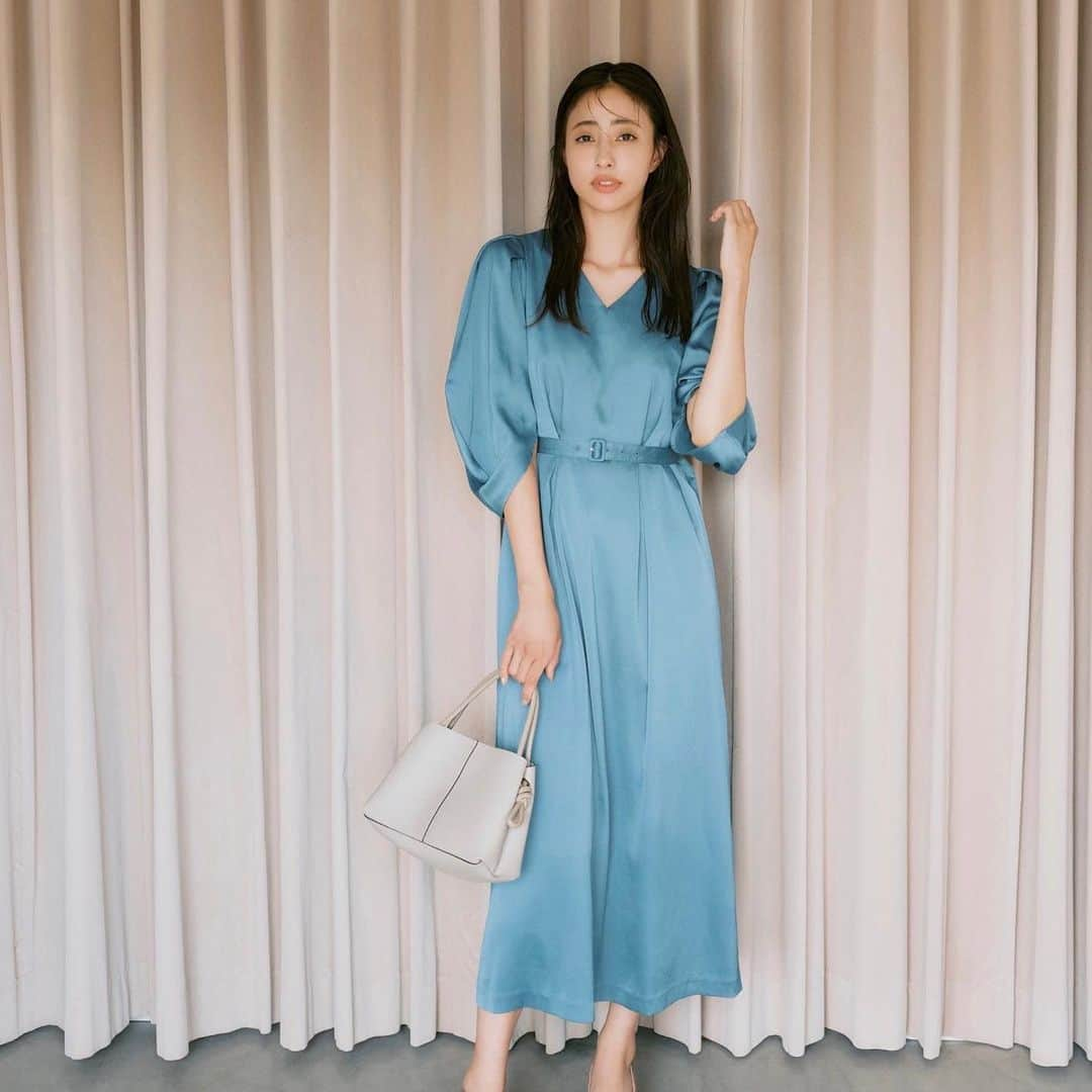 Stola. official accountさんのインスタグラム写真 - (Stola. official accountInstagram)「Recommend Dress  お呼ばれやホテルでディナー、会食など...予定が増える年末。 上品な光沢素材とこだわりのディテールで360°華やかに装いながら、楽な着心地とイージーケアも叶います。  #Stola.#ストラ #オケージョンコーデ#お呼ばれワンピ#ディナーコーデ#きれいめコーデ #Stola_2023aw」11月28日 18時12分 - stola.jp