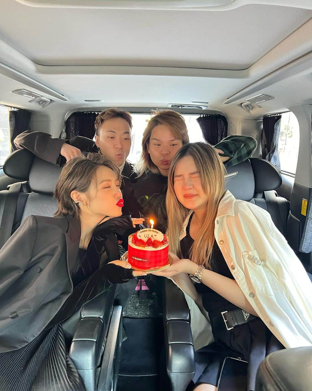 Elva Niさんのインスタグラム写真 - (Elva NiInstagram)「Happy birthday @ulatsui 🥳 年年有今日 歲歲有今朝 love uuuuu  #happybirthdayula  #人手瘦面手套😂」11月28日 18時22分 - misselvani