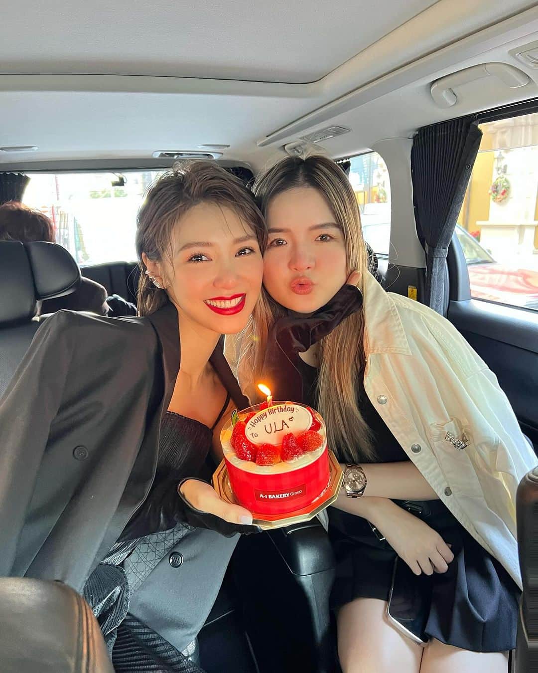 Elva Niのインスタグラム：「Happy birthday @ulatsui 🥳 年年有今日 歲歲有今朝 love uuuuu  #happybirthdayula  #人手瘦面手套😂」