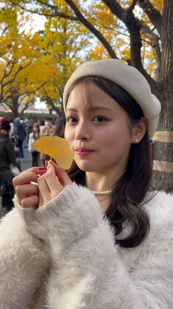 渡邉鈴音のインスタグラム：「#銀杏並木 🍁💛🍁💛 ・ ・ ・ ・ ・ #いちょう並木 #並木 #並木道 #外苑前 #外苑前いちょう並木 #観光 #観光スポット #紅葉 #紅葉スポット #紅葉シーズン #散歩 #reels #reelsinstagram #🍁」