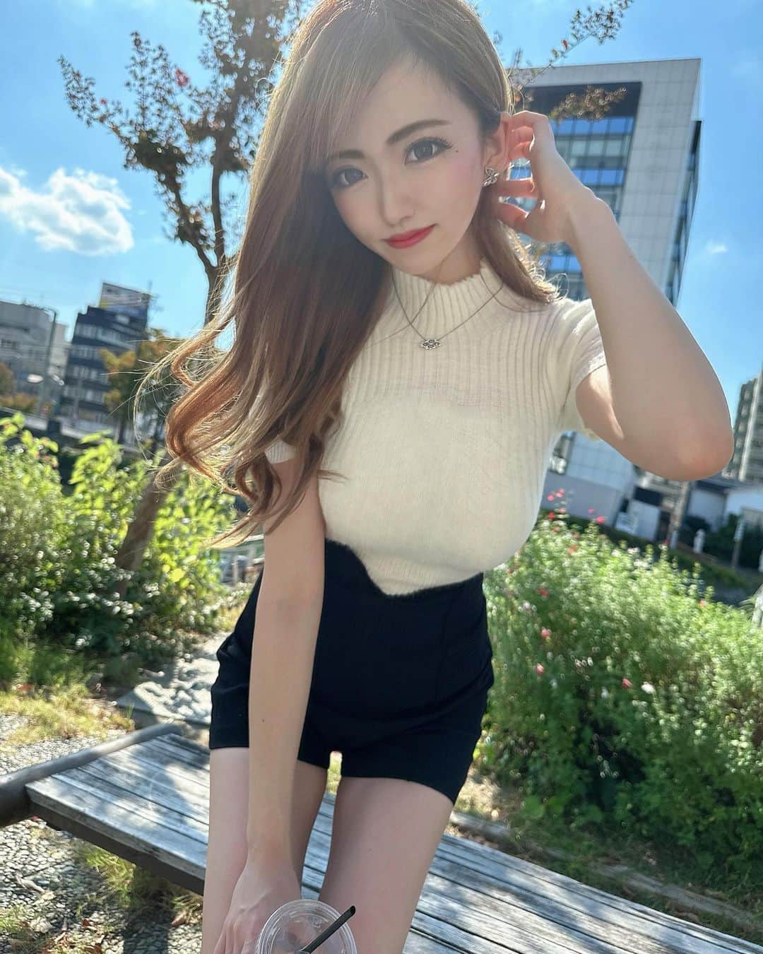 あさみんのインスタグラム：「今日も一日お疲れ様でした🙈🤍  #ニットコーデ#白コーデ#code#sexy#likeforlike#likeforlikes#l4l#instalike#f4f#like#instalike#like4like#followme#🩷」