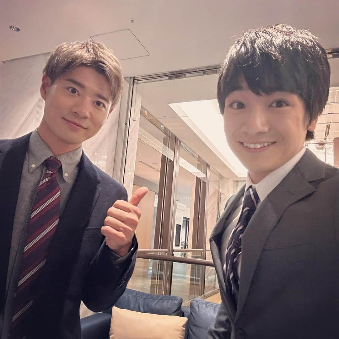 本田剛文のインスタグラム：「今日はピシッとスーツでお仕事！ 行ってきました〜！たまには良いですねえ！  内容がわかるのは少し先になるかな？ お楽しみに！！！  #スーツ #番組 #収録 #ロケ #馬子にも衣装 #都内某所 #ボイメン #辻本達規 #本田剛文」