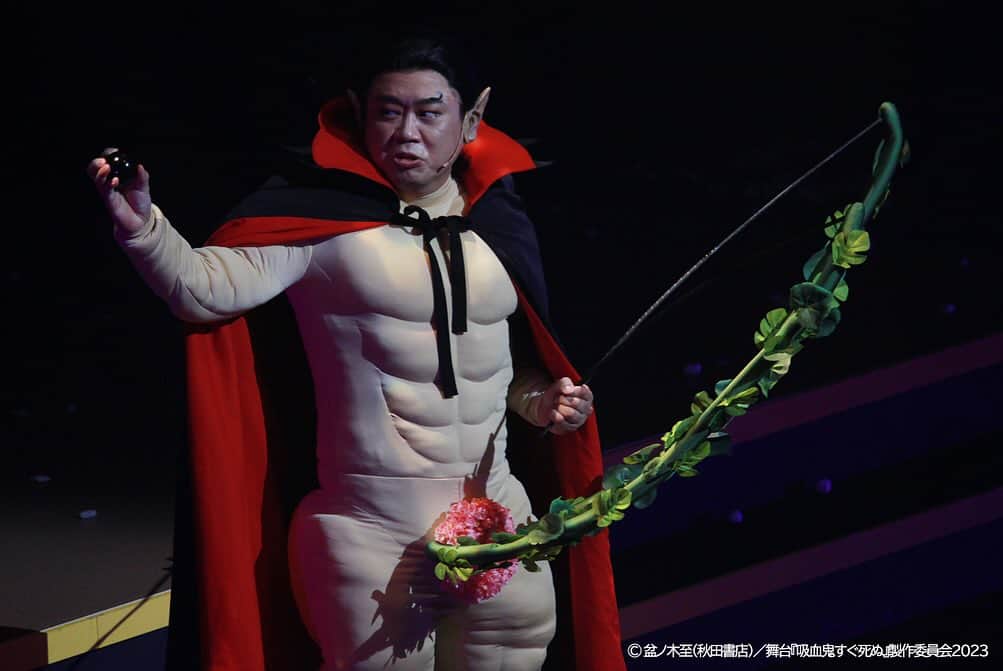 ウラシマンタロウのインスタグラム：「大好評だった舞台『吸血鬼すぐ死ぬ』のBlu-rayがいよいよ11/29(水)に発売されます‼️ ご購入は公式HPから📀  更に12/2(土)22:00〜Xにて公式参戦Blu-ray同時上映会も開催されます‼️  ■タイトル 舞台『吸血鬼すぐ死ぬ』Blu-ray ■発売日 2023年11月29日（水） ■価格 ¥10,780（税抜￥9,800）／2枚組 ■品番 TCBD-1428 ■発売元／販売元 株式会社マーベラス／TCエンタテインメント株式会社 ■収録内容 ・公演本編映像 ・メイキング映像（稽古場、バックステージなど） ・日替わり映像 ・全景映像　舞台『吸血鬼すぐ死ぬ』のテーマ（Full Version） ・おまけ映像 ■封入特典 ブックレット（キャスト紹介・歌詞・舞台写真など） ■初回購入特典 全キャスト集合ポストカード1枚（撮り下ろし） ※16人＋ジョン #しぬステ #吸血鬼すぐ死ぬ #ヴァミマ店長 #ゼンラニウム #吸血鬼バカに力を」