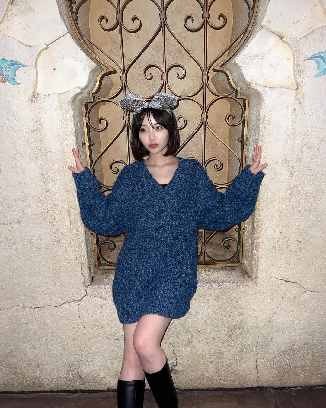 松岡里英のインスタグラム：「・ けへっっっ🐹‼️  #ディズニーシー #disneysea #ニットワンピ #emoda」