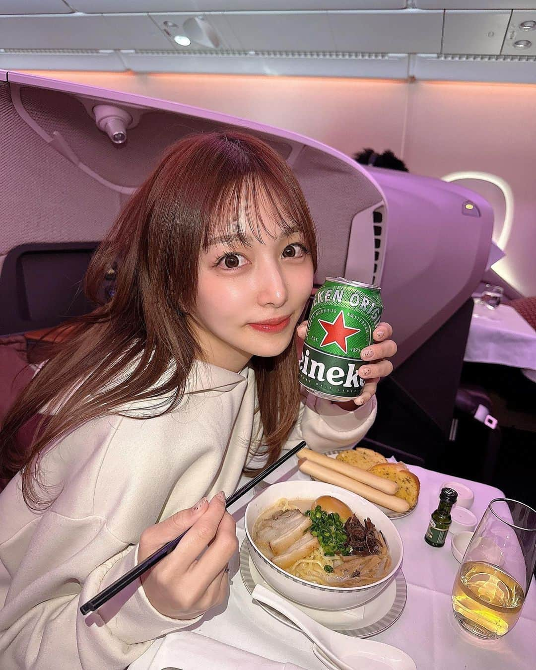 桜井みづき（キャバ嬢）さんのインスタグラム写真 - (桜井みづき（キャバ嬢）Instagram)「飛行機の中でも🍺🍜💗」11月28日 18時16分 - smzk0227