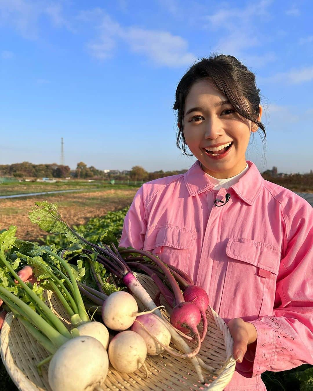 浅野杏奈さんのインスタグラム写真 - (浅野杏奈Instagram)「日本テレビ「ZIP!」生中継  今朝は埼玉県のこばやし農園さんから、 旬のカブをお届け🌱  珍しい色や形をしたカブを収穫させて頂きました💪🏻  観てくださったみなさん、ありがとうございました💕  #ZIP! #朝の杏奈 カブヘアーにしてもらった‼︎」11月28日 18時16分 - this.is.anna_box