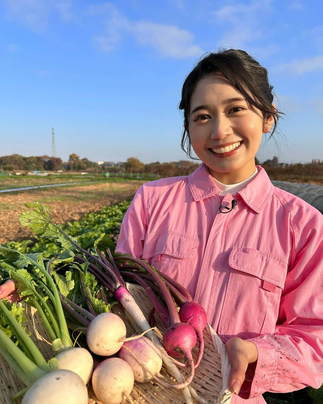 浅野杏奈さんのインスタグラム写真 - (浅野杏奈Instagram)「日本テレビ「ZIP!」生中継  今朝は埼玉県のこばやし農園さんから、 旬のカブをお届け🌱  珍しい色や形をしたカブを収穫させて頂きました💪🏻  観てくださったみなさん、ありがとうございました💕  #ZIP! #朝の杏奈 カブヘアーにしてもらった‼︎」11月28日 18時16分 - this.is.anna_box