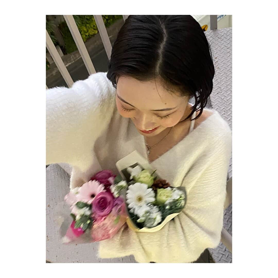 秋谷百音さんのインスタグラム写真 - (秋谷百音Instagram)「11.27🎂💐  24歳になりました。 沢山のメッセージありがとうございました🤍  23歳、とても濃密な時間でした。 日々いろいろな気持ち、景色を見つけることができました。 まだまだ知りたいこと、やりたいこと、見たいもの、たくさんあります。 楽しみだっっっ😤😤  いつも応援してくださる皆様、 そして、支えてくださるスタッフの方々、友人、家族。  多くの人のおかげで、こうして進むことができています。 本当にありがとうございます🌷  24歳も皆様にいいものを届けられるよう 一歩一歩踏みしめながら、日々精進して参ります🌟  24歳も自己ベスト更新目指し続けますよ〜☝️  これからもよろしくおねがいしますっ！  #誕生日 #birthday #bd #hbd #hbdtome🎉  #1127 #11月27日 #24歳  #お祝いありがとうございます  #생일 #happybirthday #これからもよろしくお願いします  #🎂 #🎂🎉」11月28日 18時17分 - lespros_mone