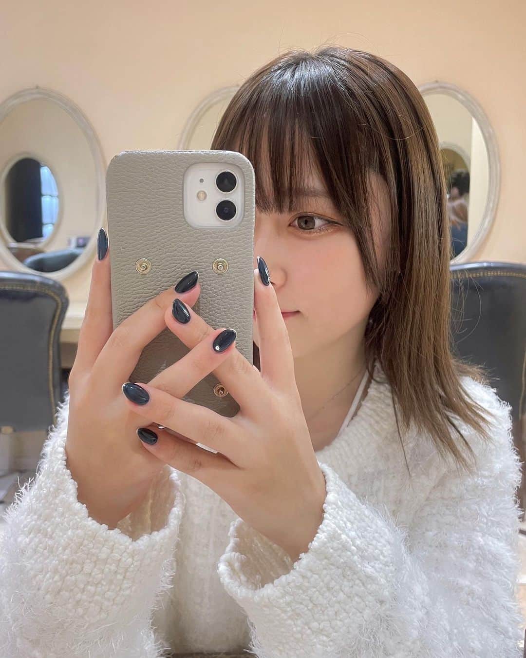 のインスタグラム：「最近、シンプルネイルにハマってちょー！最上級にかわいいネイルしてもらったぁ〜💅🖤🐰 結構真面目に気に入っててまじ毎日テン上げなの✌️🐰 ・ この写真の時セミロングで懐かしい🤔」