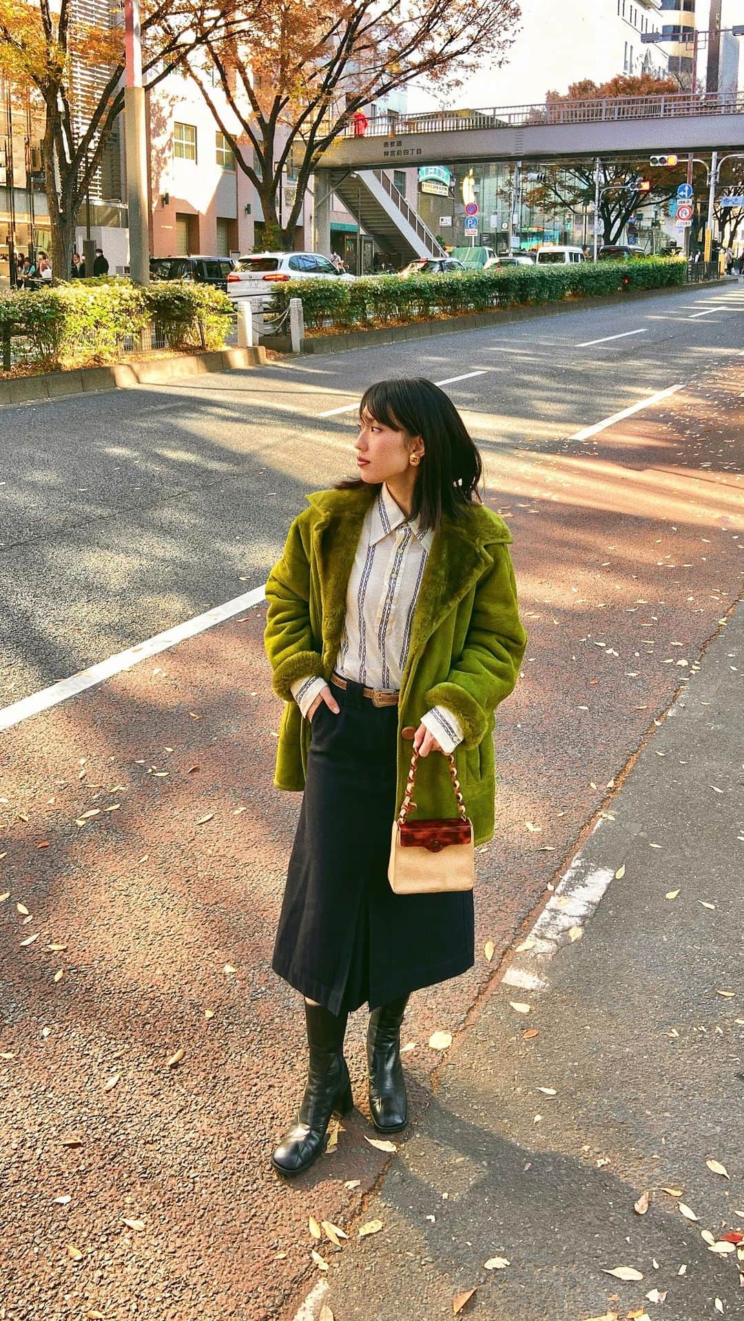 vintage Qooのインスタグラム：「Current mood 🍂  Shearling coat from #Loewe vintage Bag from #Chanel vintage   ▼Customer service English/Chinese/Korean/Japanese *Please feel free to contact us! *商品が見つからない場合にはDMにてお問い合わせください   ▼International shipping via our online store. Link in bio.  #tokyovintageshop #오모테산도 #omotesando #aoyama #表参道 #명품빈티지 #빈티지패션 #도쿄빈티지샵  #ヴィンテージファッション #ヴィンテージショップ  #chanelvintage #chanel #vintagechanel #chanelclassic #chanellover #빈티지샤넬 #샤넬  #シャネル #샤넬클래식」