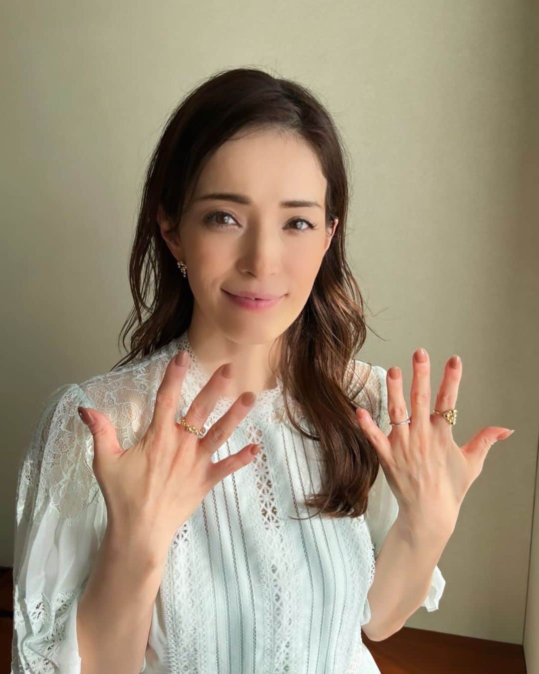 知念里奈のインスタグラム：「お祝いメッセージをありがとう♡  今朝長男に朝食をあげながら、  私は回り道が多く、遠回りしてきた。 どうか真っ直ぐに目標だけを見つめて進んでほしい。（朝からウザいね、わかってます🤪）  と言うような事を話したら、  「遠回りこそ最短の道って言葉があるよ。 母さん本当におめでとう。」  と言われ、なんか肯定してもらえた気がして泣いたのでした😂  しかし、それでもできれば近道してくれよと思う母心です🤣🤣🤣  ピアス、リング #GeorgJensen」