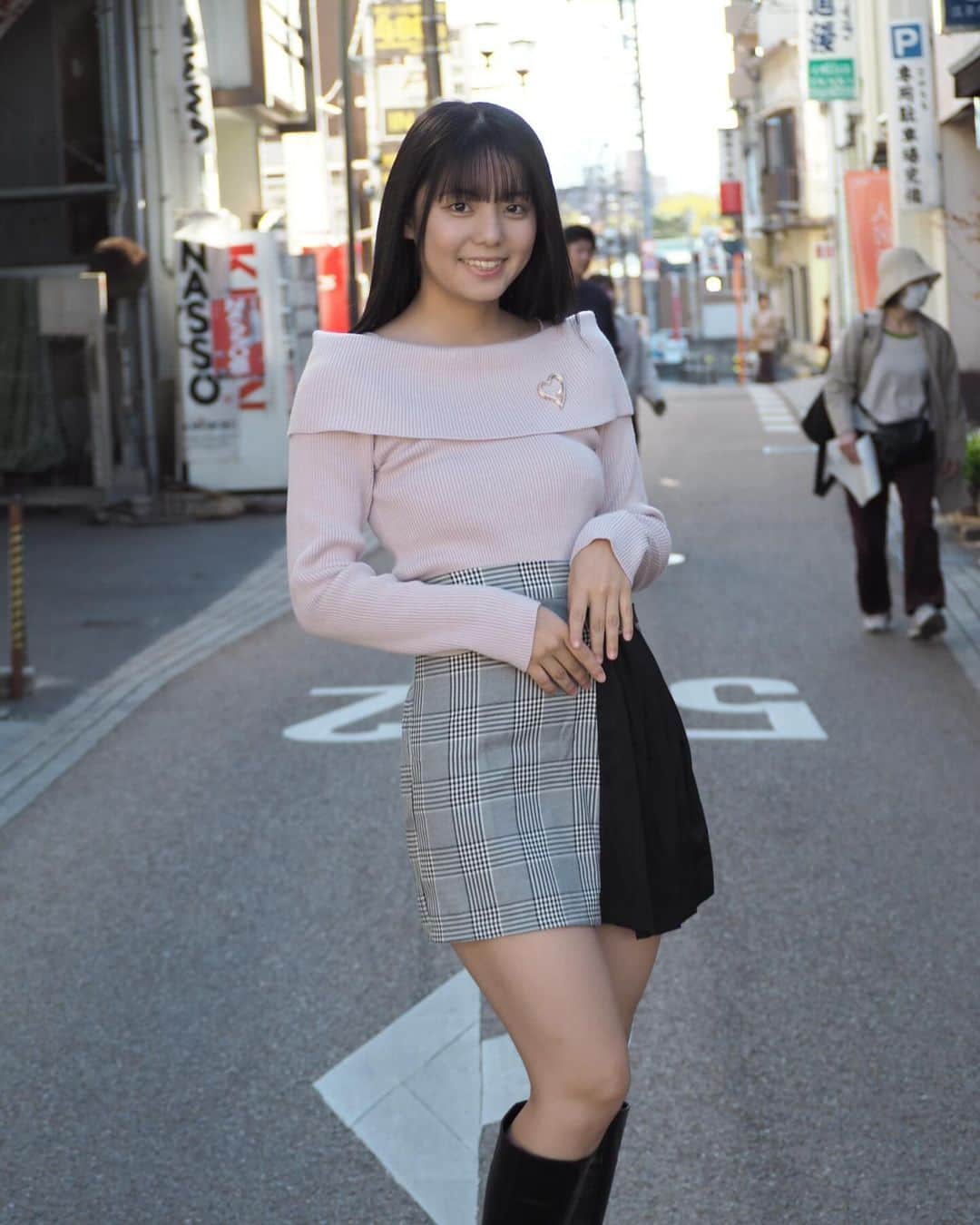 松島かのんさんのインスタグラム写真 - (松島かのんInstagram)「先日ウラ道後という観光スポットへ行ってきました🥳 雰囲気も良くて素敵な場所でしたෆ‪ ③枚目はウラ道後の関係者の方々とﾊﾟｼｬﾘ! Σpω･´)🩵 夜はまた雰囲気が違って綺麗なんだそうですっ！機会があれば夜に行ってみたいなと思ってます🫶💕  #松島かのん #制コレ22 #準グランプリ #カメラ女子 #道後 #ウラ道後 #観光スポット #愛媛 #黒髪 #セミロング #jk #ljk #17歳 #06 #follow #followme」11月28日 18時20分 - kanon401_official