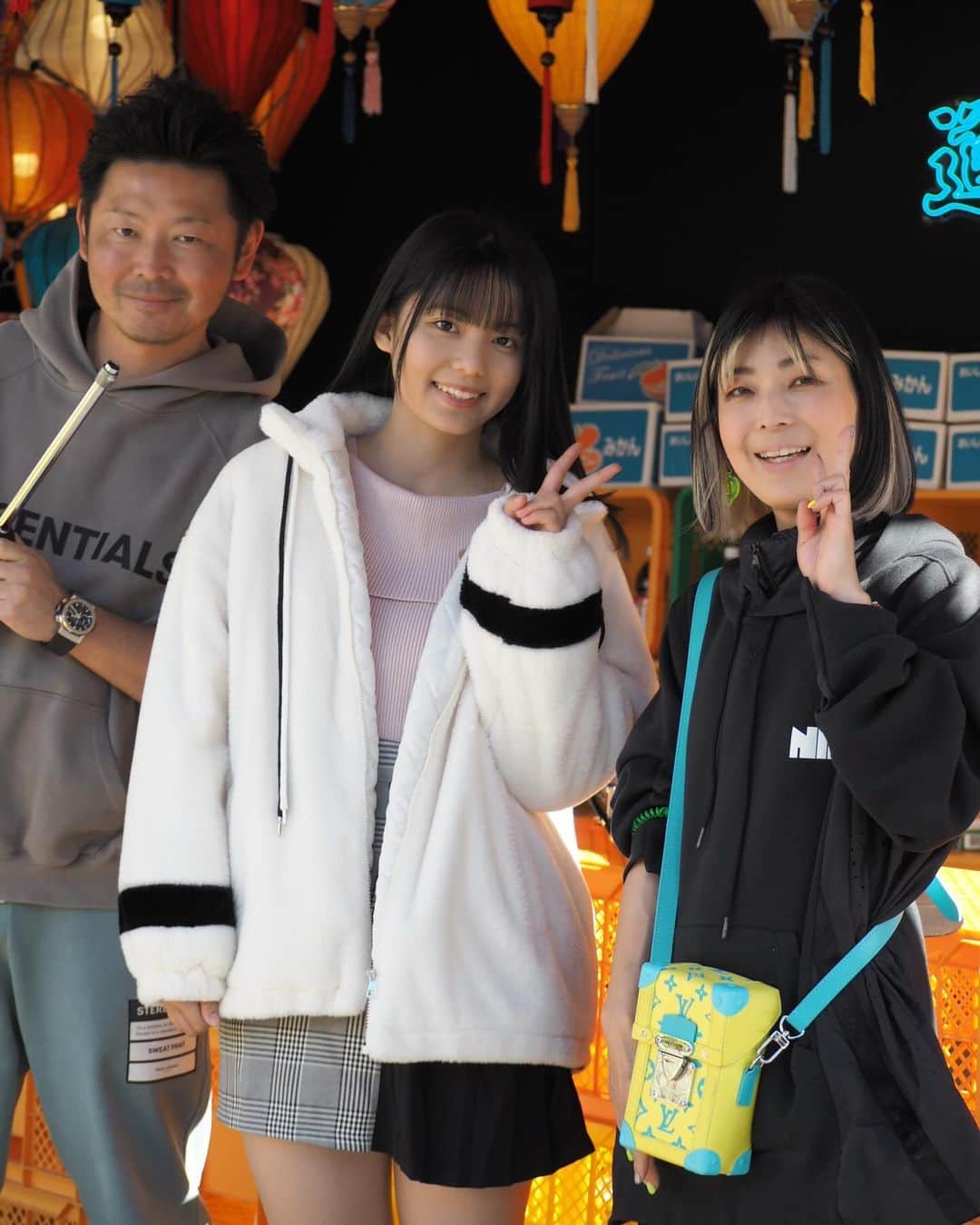 松島かのんさんのインスタグラム写真 - (松島かのんInstagram)「先日ウラ道後という観光スポットへ行ってきました🥳 雰囲気も良くて素敵な場所でしたෆ‪ ③枚目はウラ道後の関係者の方々とﾊﾟｼｬﾘ! Σpω･´)🩵 夜はまた雰囲気が違って綺麗なんだそうですっ！機会があれば夜に行ってみたいなと思ってます🫶💕  #松島かのん #制コレ22 #準グランプリ #カメラ女子 #道後 #ウラ道後 #観光スポット #愛媛 #黒髪 #セミロング #jk #ljk #17歳 #06 #follow #followme」11月28日 18時20分 - kanon401_official