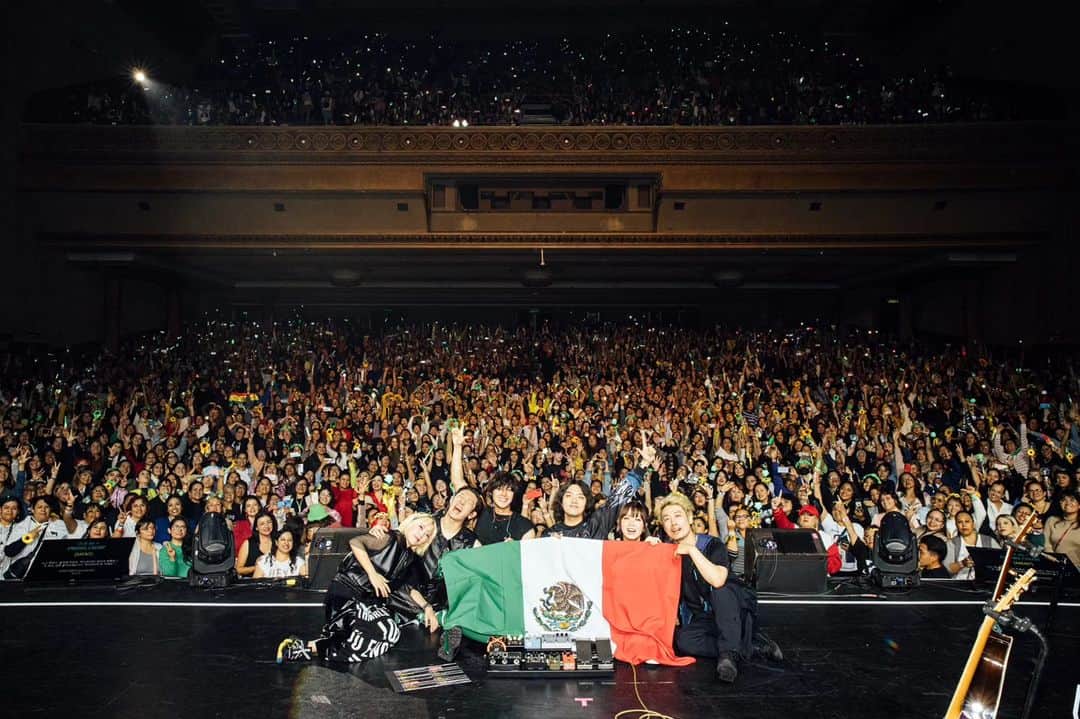キム・ヒョンジュンさんのインスタグラム写真 - (キム・ヒョンジュンInstagram)「Latin America의 최종 목적지 Mexico City 라이브가 마무리되었습니다. 수많은 팬 여러분의 환호와 아쉬운 이별의 인사가 끝내 아쉬웠지만 다시 만날 거라는 굳은 마음으로 Mexico City를 떠납니다. 이번 Latin America를 끝으로 조금 더 성숙한 아티스트가 되어야겠다고 생각했습니다. 곧 더 좋은 음악으로 돌아오겠습니다 감사하고 또 감사했습니다 Mexico~~^^그리고  Latin America HENECIA  #HENECIA #LatinAmerica #MexicoCity #kpop #LatinAmericaHENECIA #RISINGIMPACT #KIMHYUNJOONG」11月28日 18時20分 - hyunjoong860606