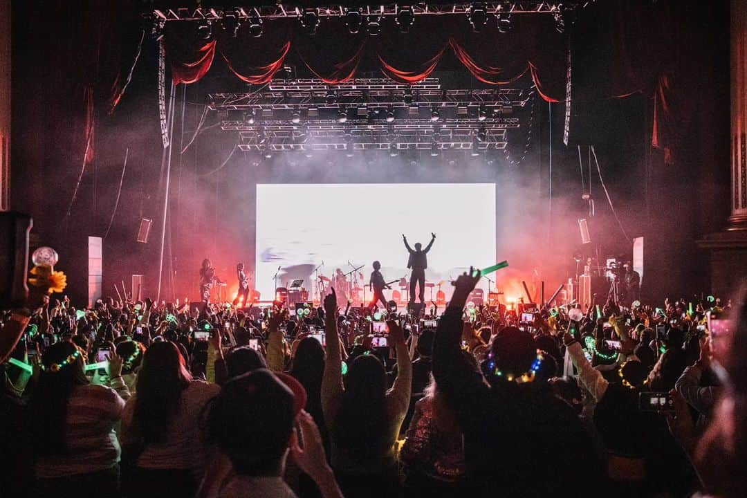 キム・ヒョンジュンさんのインスタグラム写真 - (キム・ヒョンジュンInstagram)「Latin America의 최종 목적지 Mexico City 라이브가 마무리되었습니다. 수많은 팬 여러분의 환호와 아쉬운 이별의 인사가 끝내 아쉬웠지만 다시 만날 거라는 굳은 마음으로 Mexico City를 떠납니다. 이번 Latin America를 끝으로 조금 더 성숙한 아티스트가 되어야겠다고 생각했습니다. 곧 더 좋은 음악으로 돌아오겠습니다 감사하고 또 감사했습니다 Mexico~~^^그리고  Latin America HENECIA  #HENECIA #LatinAmerica #MexicoCity #kpop #LatinAmericaHENECIA #RISINGIMPACT #KIMHYUNJOONG」11月28日 18時20分 - hyunjoong860606