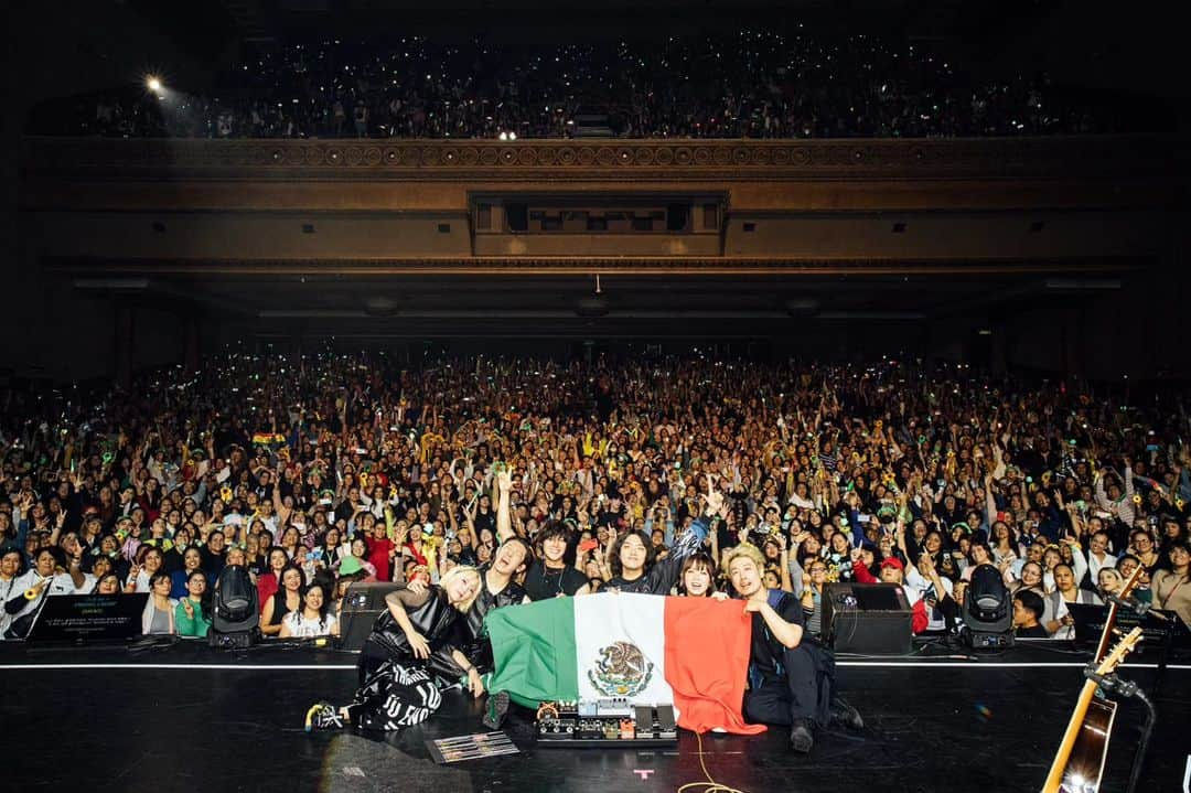 キム・ヒョンジュンのインスタグラム：「Latin America의 최종 목적지 Mexico City 라이브가 마무리되었습니다. 수많은 팬 여러분의 환호와 아쉬운 이별의 인사가 끝내 아쉬웠지만 다시 만날 거라는 굳은 마음으로 Mexico City를 떠납니다. 이번 Latin America를 끝으로 조금 더 성숙한 아티스트가 되어야겠다고 생각했습니다. 곧 더 좋은 음악으로 돌아오겠습니다 감사하고 또 감사했습니다 Mexico~~^^그리고  Latin America HENECIA  #HENECIA #LatinAmerica #MexicoCity #kpop #LatinAmericaHENECIA #RISINGIMPACT #KIMHYUNJOONG」