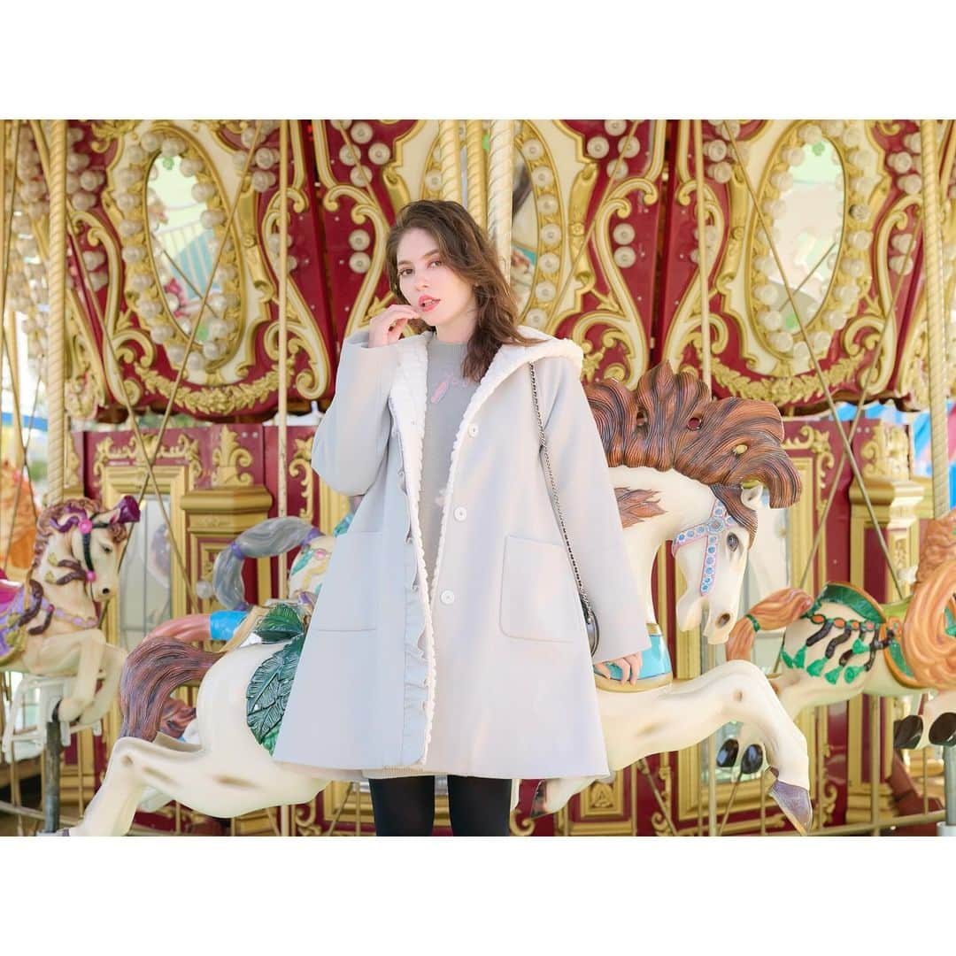 Chestyのインスタグラム：「𝑵𝑬𝑾 𝑪𝑶𝑳𝑳𝑬𝑪𝑻𝑰𝑶𝑵 ❄️🎠🪽  - Dream Wonderland -  街が煌めくホリデーシーズンの訪れ。  待望のスペシャルコラボレーションや アウター、モチーフニットなど 一年の締めくくりに相応しい 華やかでエレガントな新作をお届けします❤︎  #chesty #チェスティ #newcollection #holidaycollection #wintercollection」