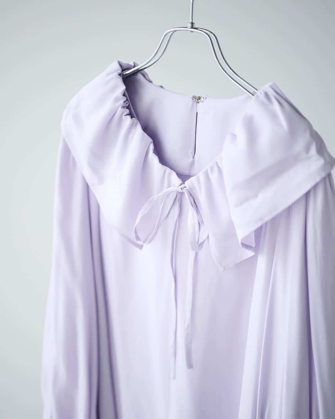 LOUNIE（ルーニィ）さんのインスタグラム写真 - (LOUNIE（ルーニィ）Instagram)「Knit Set Up シンプルの中に可愛げをひとさじ  パールボタンのカーディガンと 裾がペプラム仕立てになったスカート。 ちょっぴり甘さを取り入れたセットアップは とっておきの日にぴったりの華やかさ。  📌X'mas FAIR 11/23(木)～12/14(木)の期間中、税込み33,000円以上お買い上げで "ピンク"色の限定商品が当たる抽選会実施中！ 詳しくはLOUNIEオンラインストアへ！  #LOUNIE#ルーニィ#ホリデー#華やかコーデ #きれいめコーデ#通勤コーデ#クリスマスコーデ#女子会コーデ#ホテルランチ#ホカンス#カーディガンコーデ #羽織り#ニットアップ#セットアップ#グレーコーデ#ニットスカート」11月28日 18時21分 - lounie_jp